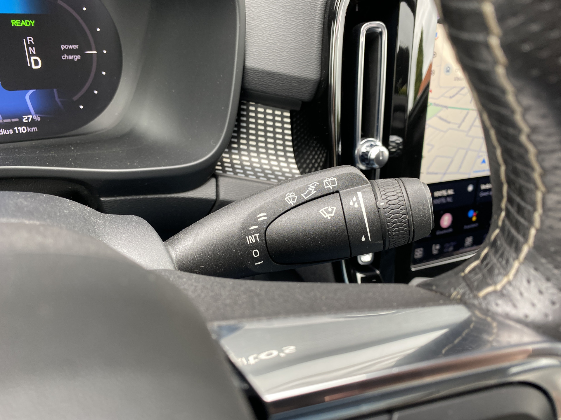 Volvo XC40 Recharge P8 AWD R-Design 408 pk | 1e eigenaar | dealer onderh. | panoramadak | trekhaak | 360 camera | stoelverw.