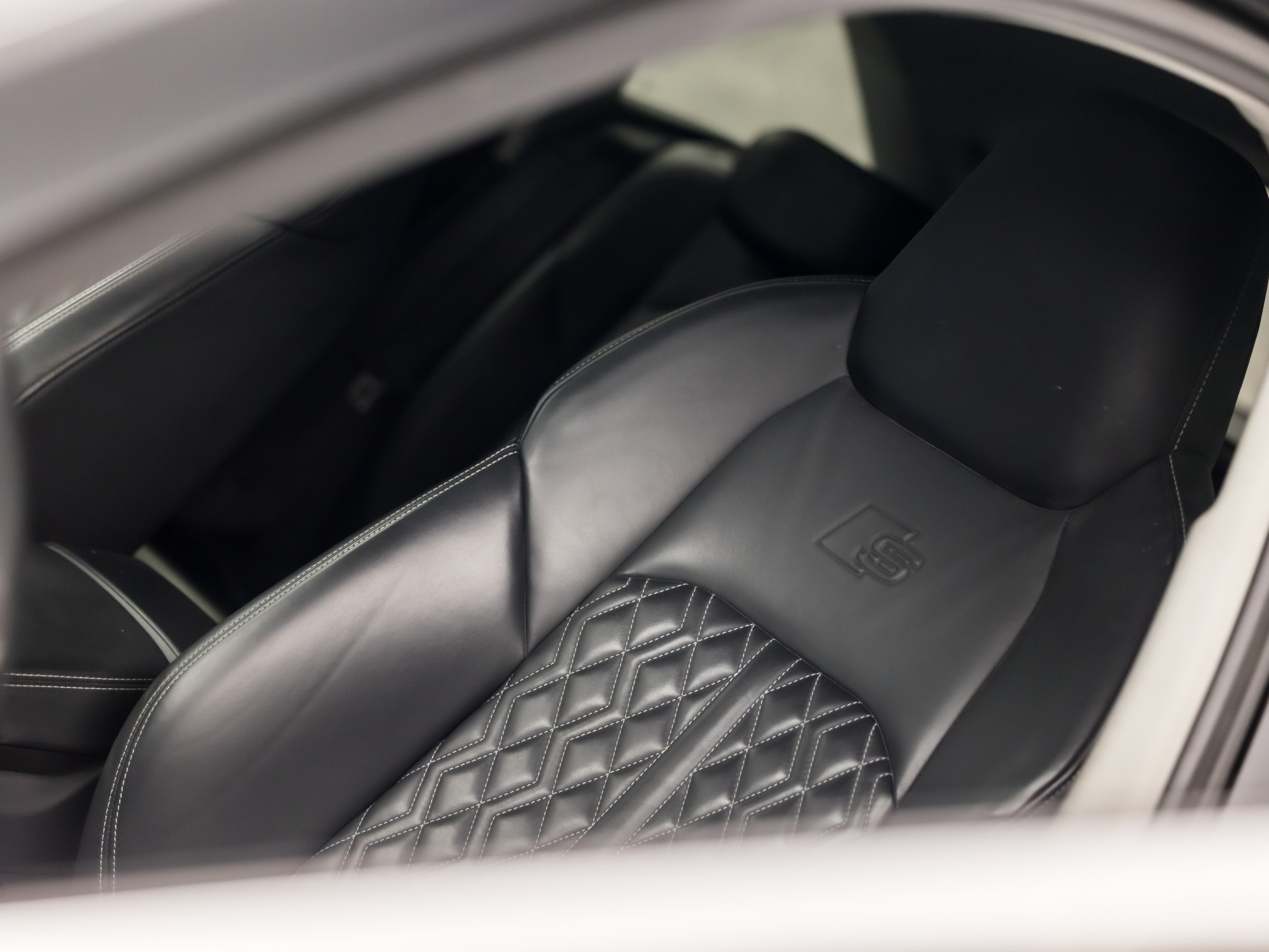 Audi A6 Avant 55 TFSI e quattro S-Line Competition 368Pk Automaat (2X S-LINE, APPLE CARPLAY, SPORTZETELS, NAPPA LEDER, MEMORY SEATS, CAMERA, ADAPTIVE CRUISE, ELEK ACHTERKLEP, STOELVERWARMING ACHTER, NIEUWSTAAT)