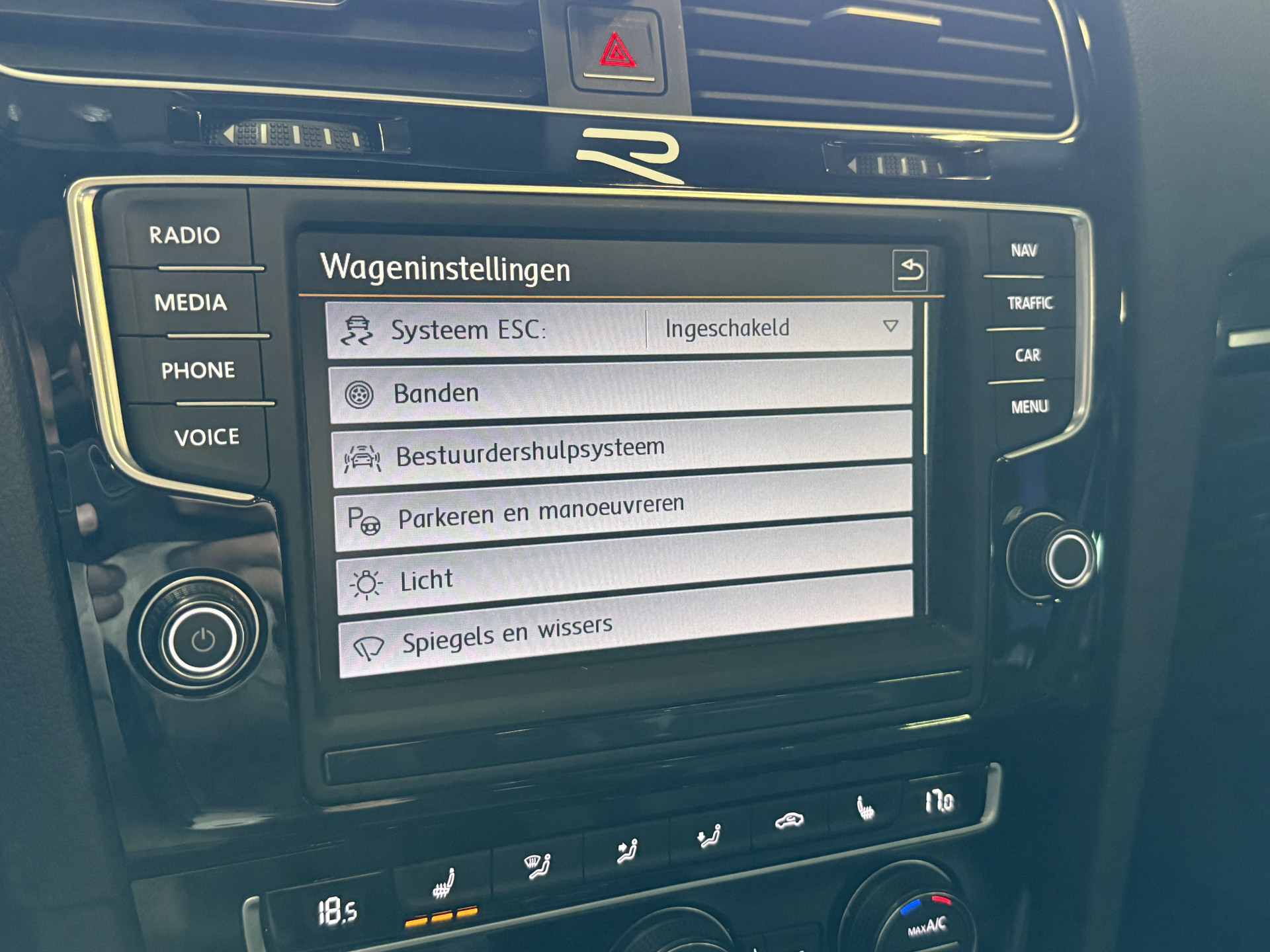 Volkswagen Golf 2.0 TSI R 4Motion | Camera | Panoramadak | 300PK | Stoelverwarming | Leder