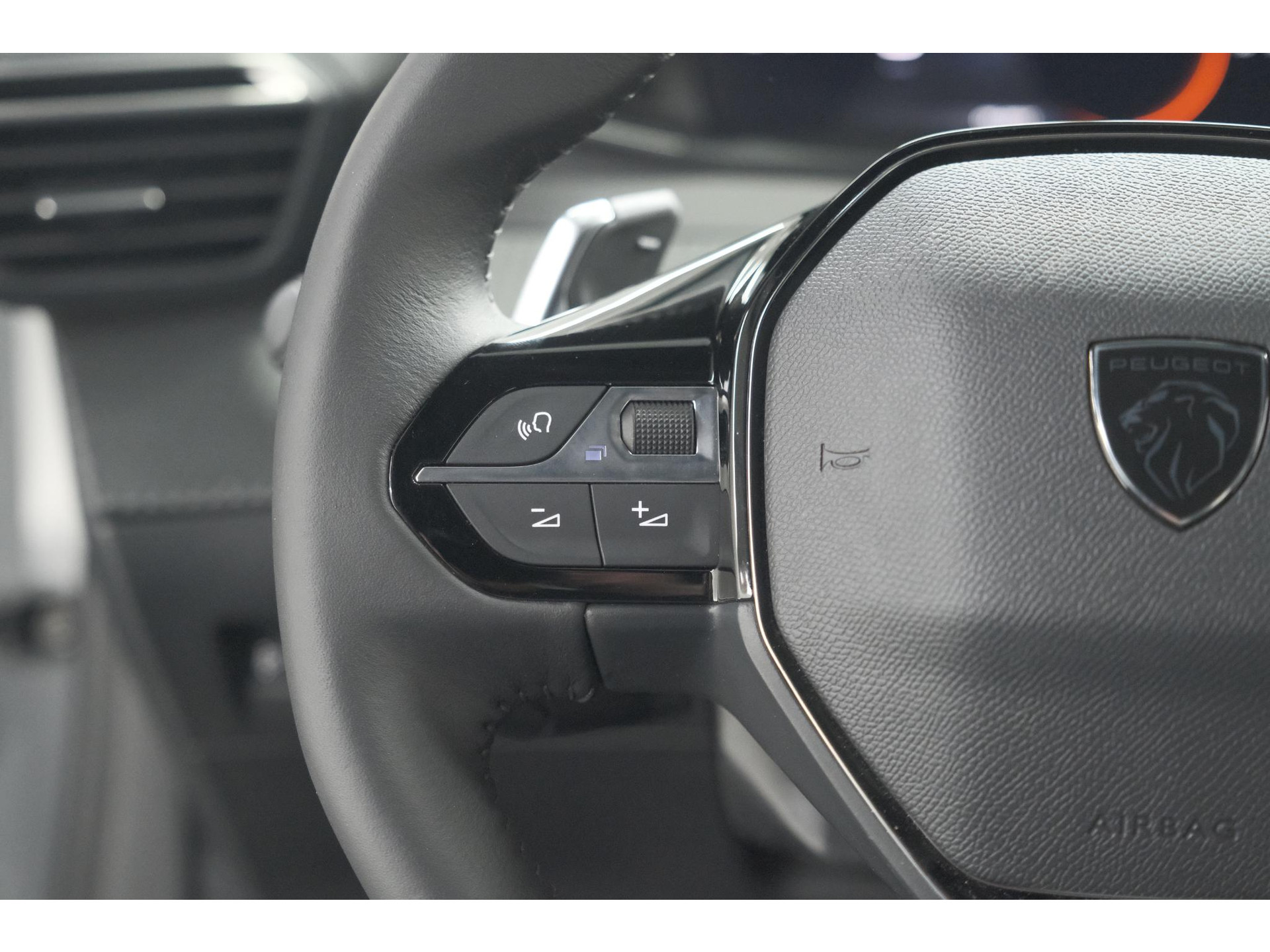 Peugeot 2008 PureTech 130 EAT8 Allure | 100% Benzine | Parkeersensoren Voor + Achter | Apple CarPlay | Climate Control