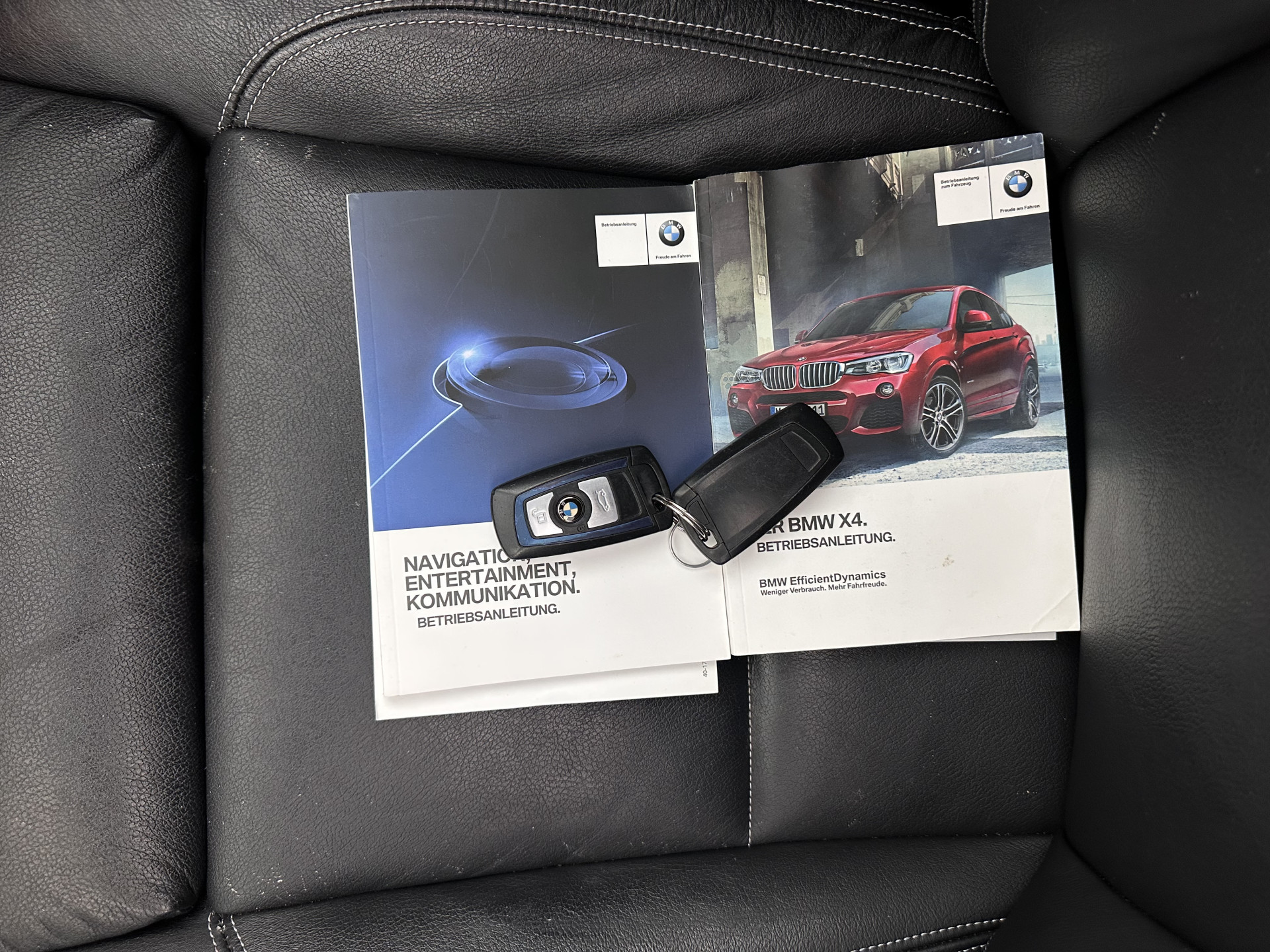 BMW X4 xDrive20d M-Sportpack High Executive Black-Edition Aut. *PANO | LEATHER | BI-XENON | ADAPTIVE-CRUISE | KEYLESS | HEATED-SPORTSEATS | NAVI-FULLMAP | CAMERA | ECC | HEAD-UP | PDC | SHIFTPADDLES | TOWBAR | PRIVACYGLASS | 20''ALU *