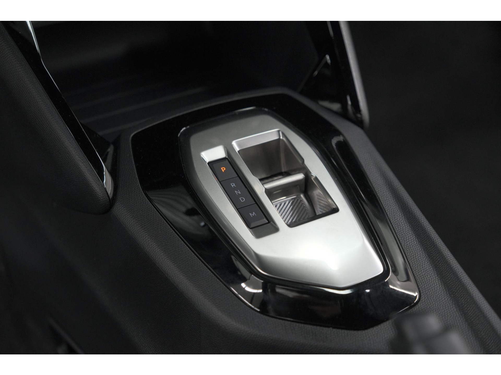 Peugeot 2008 Hybrid 136 e-DCS6 Style | Apple Carplay | Parkeersensoren | Climate control