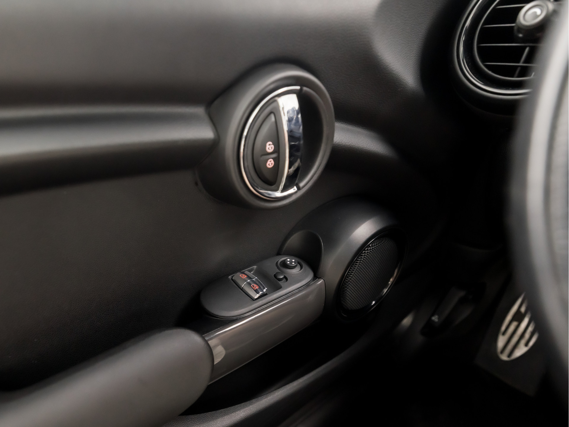 MINI Mini 1.5 Cooper Sport Automaat (PANORAMADAK, JCW PACK, NAVIGATIE, CLIMATE, ZWART HEMEL, SPORTSTOELEN, PARKEERSENSOREN, CRUISE, NIEUWE APK, NIEUWSTAAT)