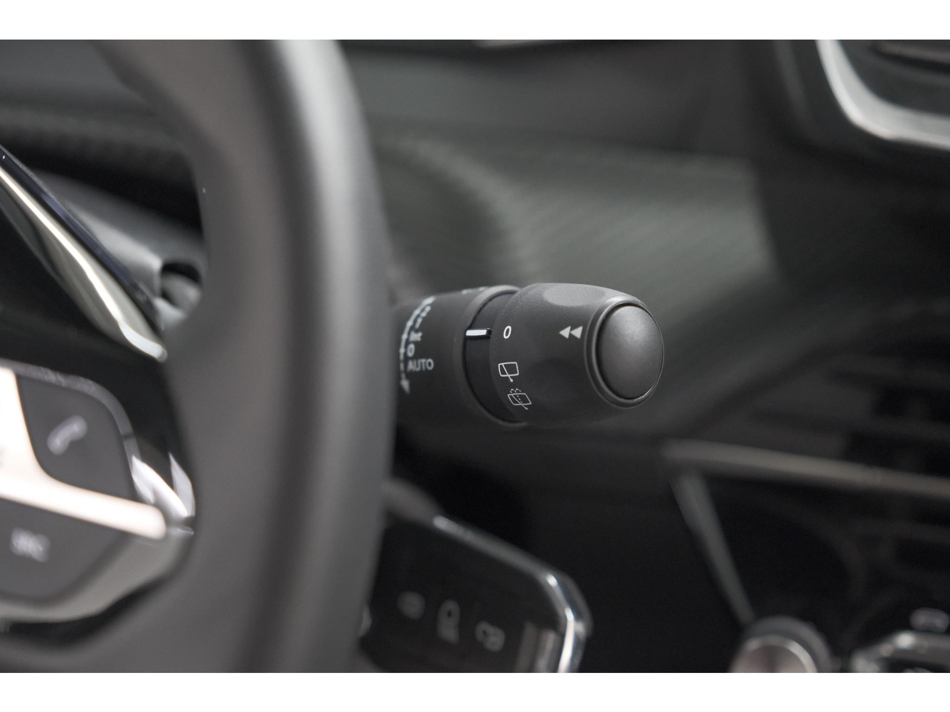Peugeot 208 1.2 Hybrid 110 e-DCS6 Allure | Apple Carplay | Parkeersensoren Voor + Achter | Climate Control