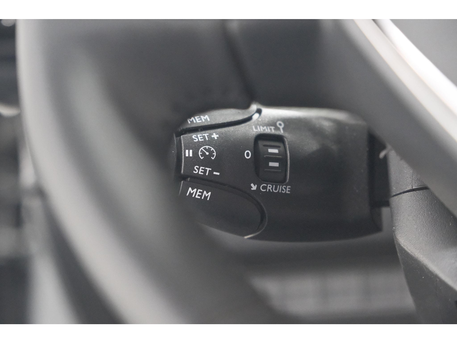 Peugeot 2008 PureTech 130 EAT8 Allure | 100% Benzine | Parkeersensoren Voor + Achter | Apple CarPlay | Climate Control