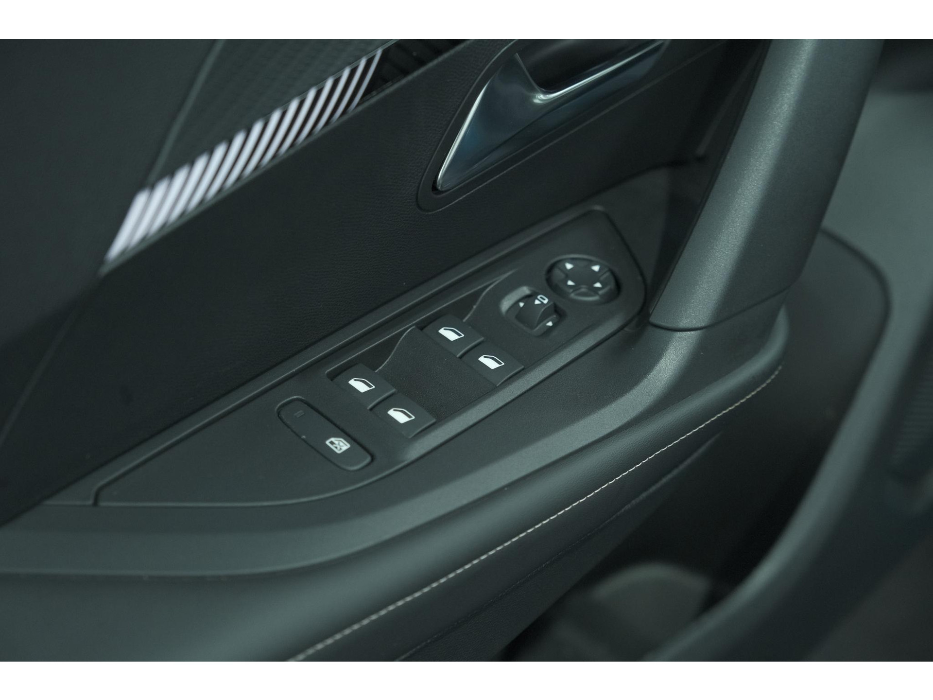 Peugeot e-2008 EV Allure Avantage 54 kWh | SOH 97,8% | 11 KW Lader | Apple Carplay | Parkeersensoren