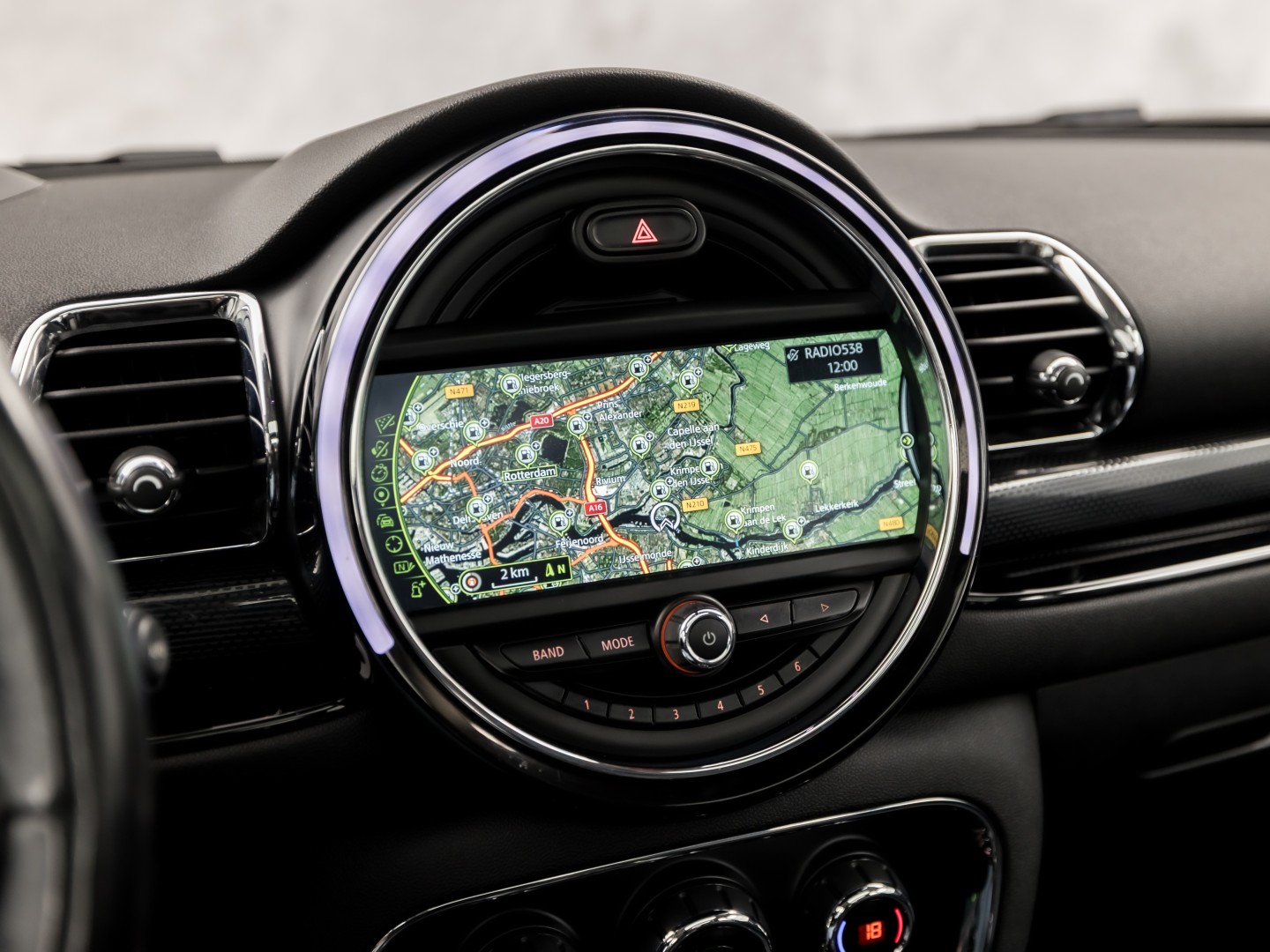 MINI Clubman 2.0 Cooper S Chilli 192Pk Automaat (PANORAMADAK, GROOT NAVI, MEMORY SEAT, LEDER, HARMAN/KARDON, CAMERA, STOELVERWARMING, LED KOPLAMPEN, NIEUWSTAAT)