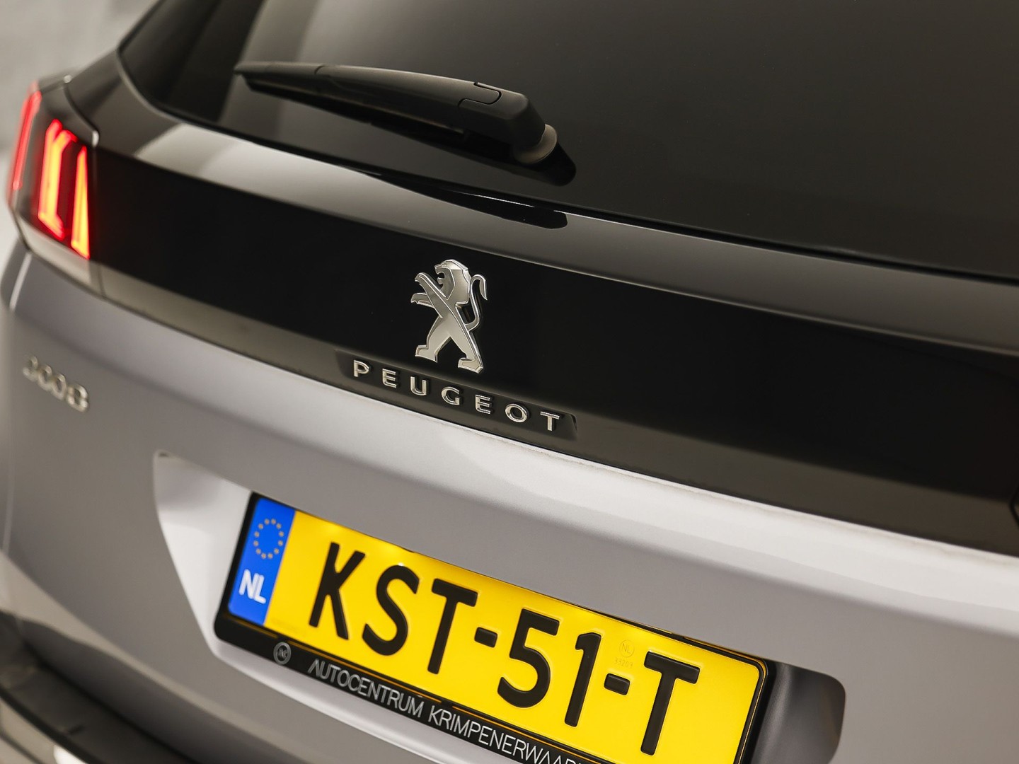 Peugeot 3008 1.6 HYbrid 225 Allure Sport 225Pk Automaat (APPLE CARPLAY, GROOT NAVI, 360 CAMERA, SPORTSTOELEN, LEDER, KEYLESS, GETINT GLAS, LANE ASSIST, NIEUWSTAAT)