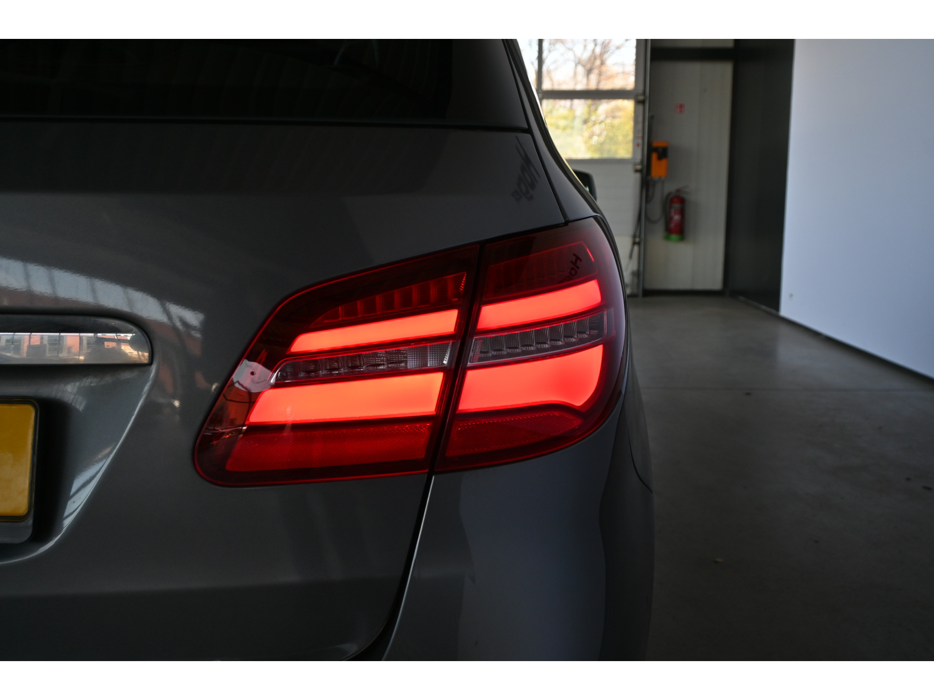 Mercedes-Benz B-klasse 180 Ambition Automaat Cruise Airco Navigatie Trekhaak Panoramdak 1e Eigenaar Inruil Mogelijk!
