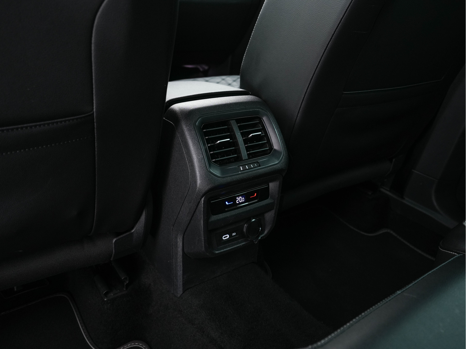 Volkswagen Tiguan 1.4 TSI R-Line Business+ (Plug-in) (INCL-BTW) Aut. *PANO | FULL-LED | ADAPTIVE-CRUISE | DIGI-COCKPIT | HEATED-COMFORTSEATS | NAV-FULLMAP | DAB+ | TOWBAR | PRIVACY-GLASS | ECC | PDC | 19''ALU