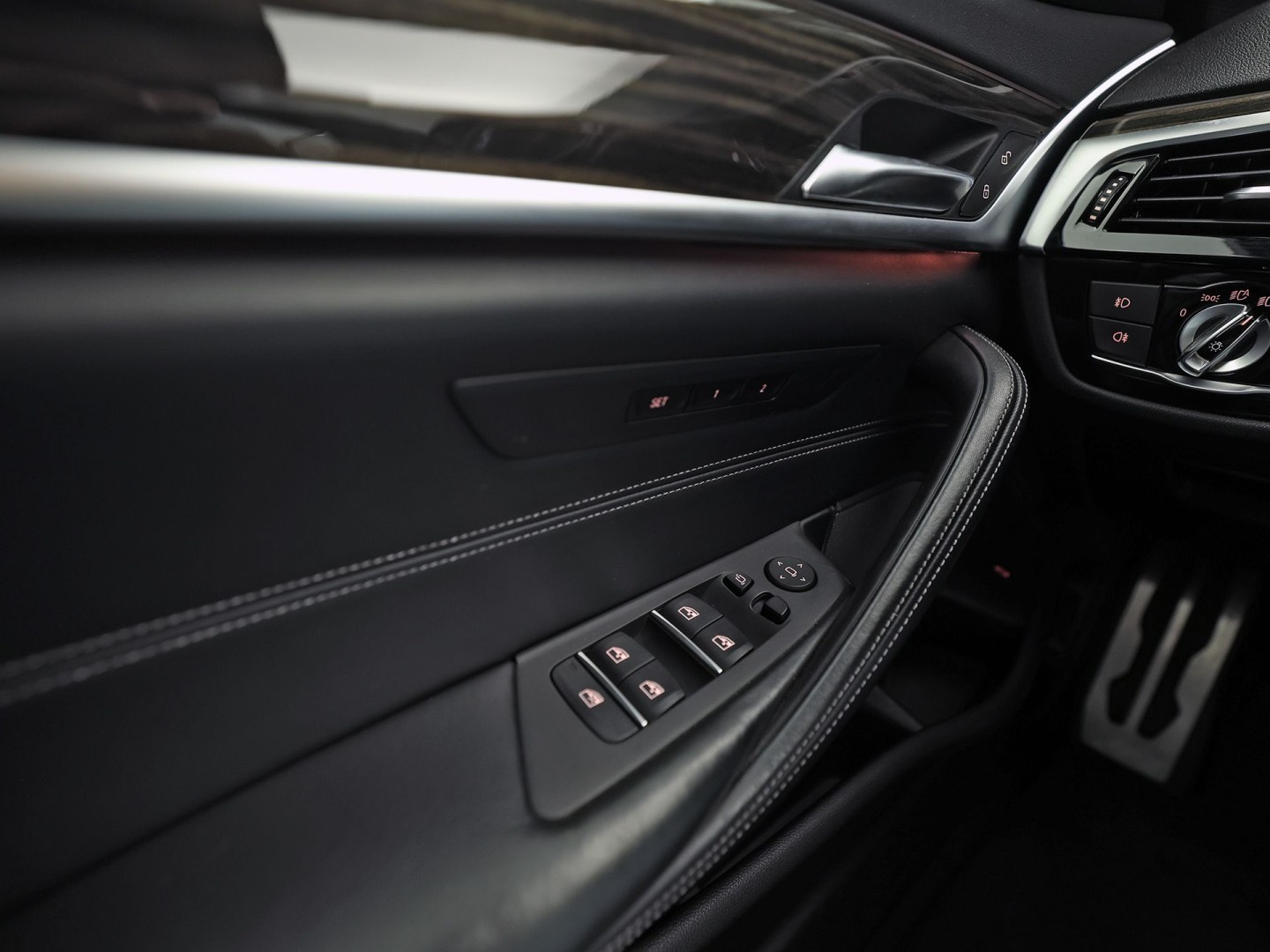 BMW 5-serie 520i M Sport High Executive 184Pk Automaat (GROOT NAVI, M PAKKET, 360 CAMERA, MEMORY SEATS, HARMAN/KARDON, STUUR/STOELVERWARMING, LUXE LEDER, HEAD-UP DISPLAY, GETINT GLAS, NIEUWSTAAT)