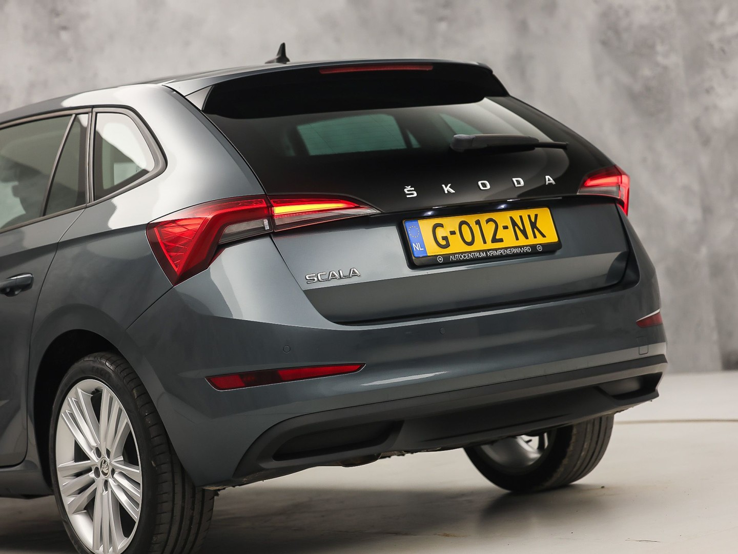 Škoda Scala 1.0 TSI Sport Automaat (VIRTUAL COCKPIT, APPLE CARPLAY, GROOT NAVI, CLIMATE, STOELVERWARMING, SPORTSTOELEN, PARKEERSENSOREN, LED KOPLAMPEN, NIEUWSTAAT)