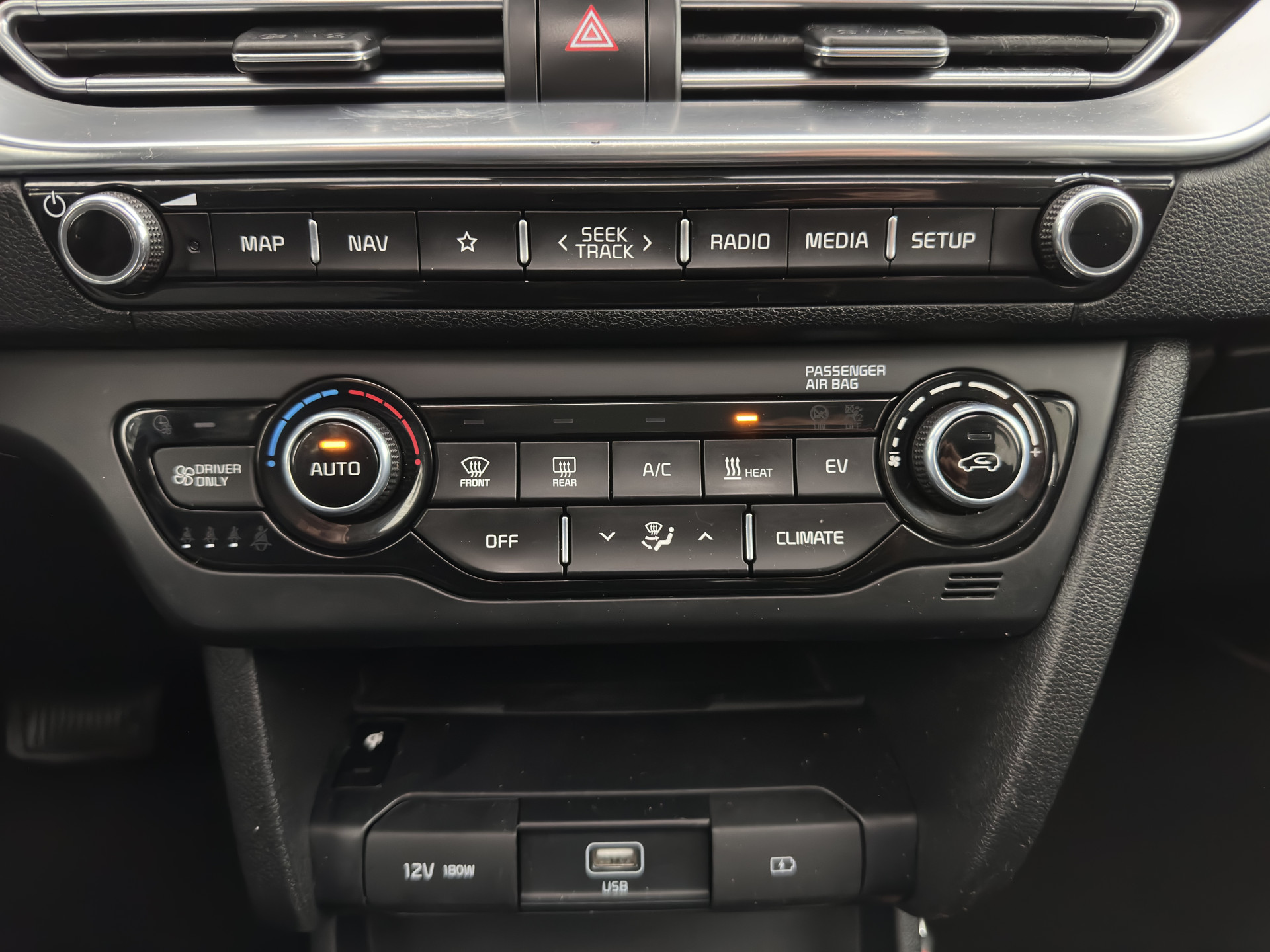 Kia e-Niro ExecutiveLine 64 kWh [ 3-Fase ] {SOH-100%} (INCL-BTW) Aut. *PANO | LEATHER | JBL-AUDIO | FULL-LED | NAVI-FULLMAP | DAB | ADAPTIVE-CRUISE | CAMERA | MEMORY-PACK | LANE-ASSIST | CCS-FASTLOADER | KEYLESS | DIGI-COCKPIT | 17"ALU*