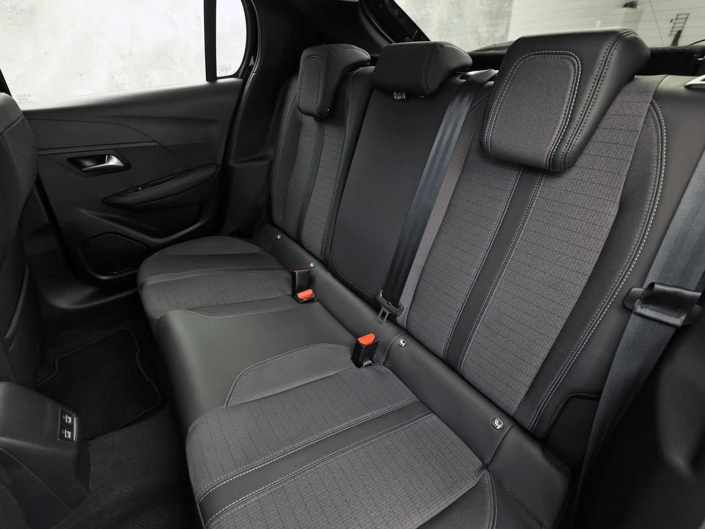 Peugeot 208 1.2 PureTech Allure Pack Automaat (VIRTUAL COCKPIT, BLACK PACK, APPLE CARPLAY, GROOT NAVI, 360 CAMERA, SPORTSTOELEN, GETINT GLAS, LM VELGEN, NIEUWSTAAT)