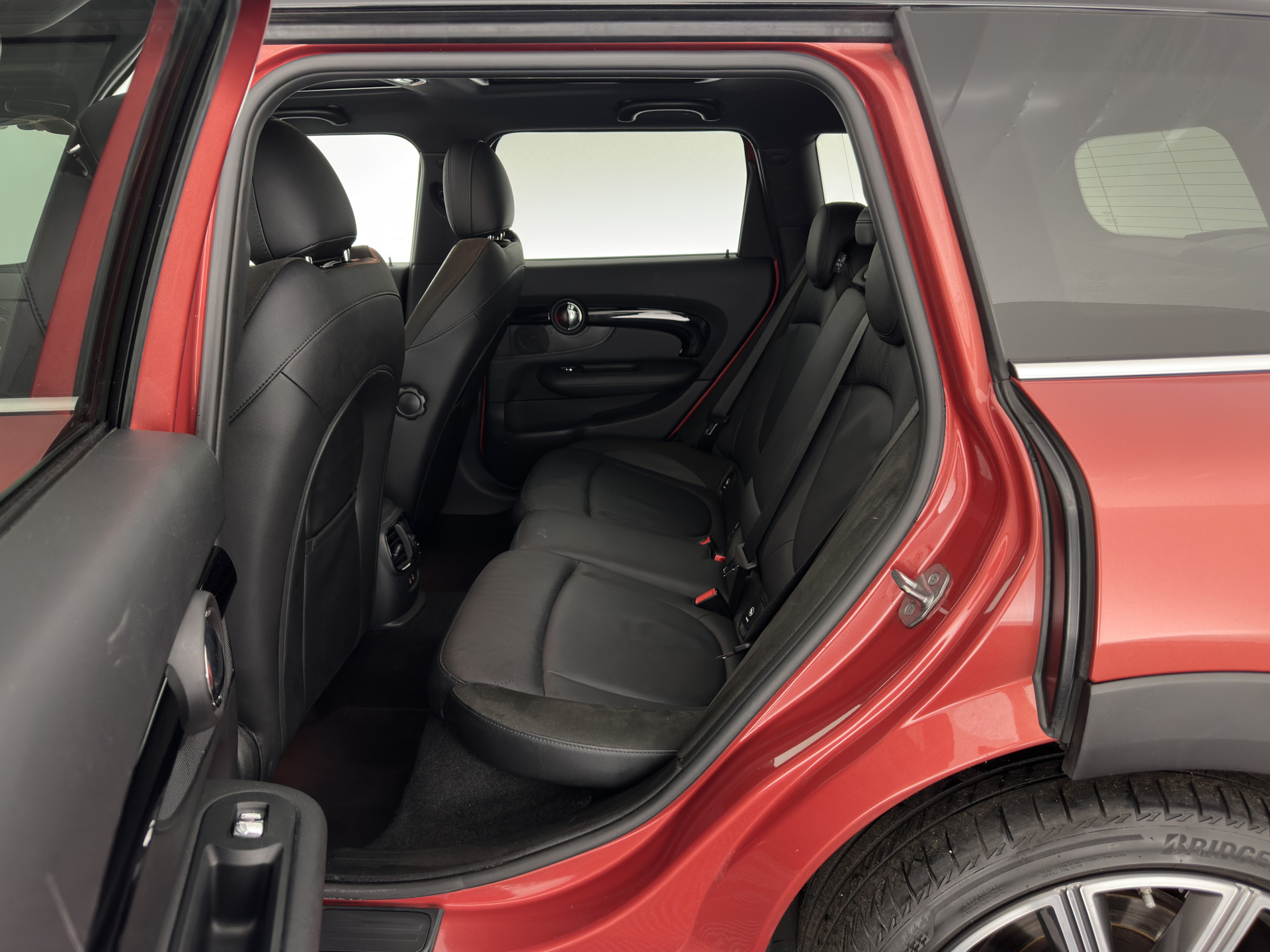 MINI Mini Clubman 2.0 Cooper S ALL4  Premier Plus JCW (INCL-BTW) Aut * PANO | LEATHER | FULL-LED | HEATED-SPORTSEATS | DIGI-COCKPIT | AMBIENT-LIGHT | PRIVACY-GLASS | HEAD-UP | PDC | CAMERA | DAB  | KEYLESS | TOWBAR | 18"ALU*