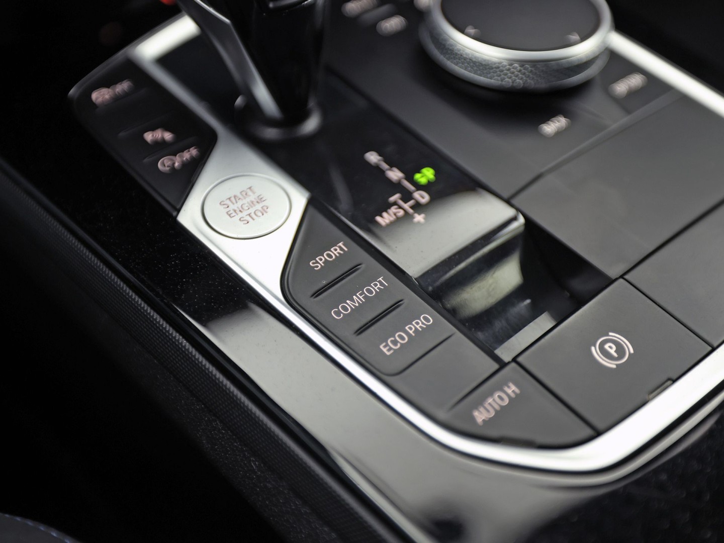 BMW 1 Serie 118i M Sport Automaat (APPLE CARPLAY, M PAKKET, GROOT NAVI, LEDER, SPORTSTOELEN, SFEERVERLICHTING, GETINT GLAS, NIEUWSTAAT)
