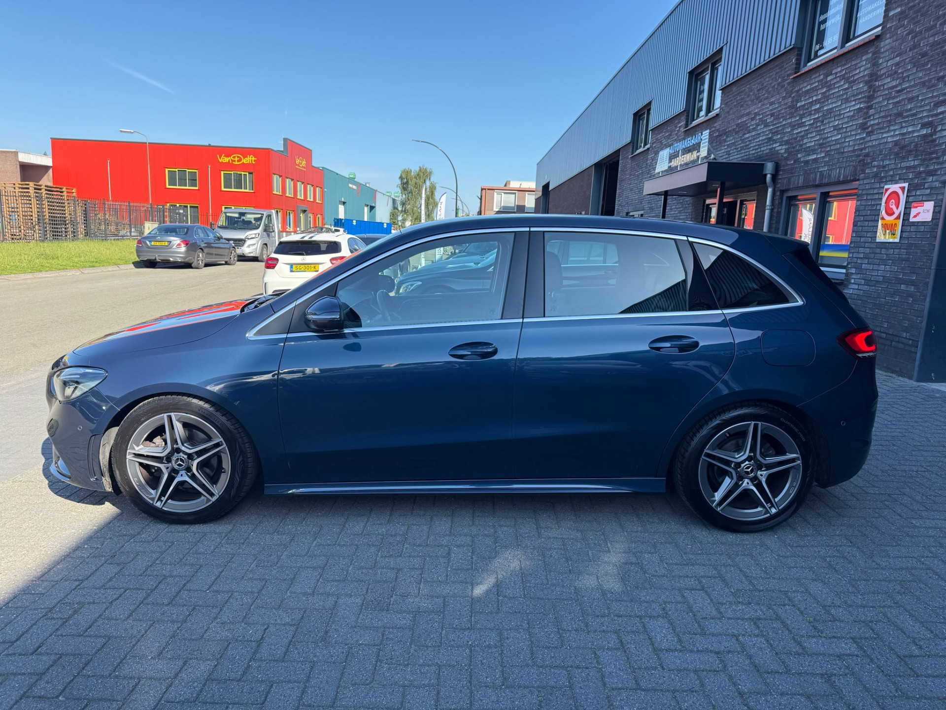 Mercedes-Benz B-klasse 180 Business Solution AMG | 3/6/12MND GARANTIE | AUTOMAAT | LED | CRUISE | CARPLAY | DAB | AIRCO | STOELVERWM. |