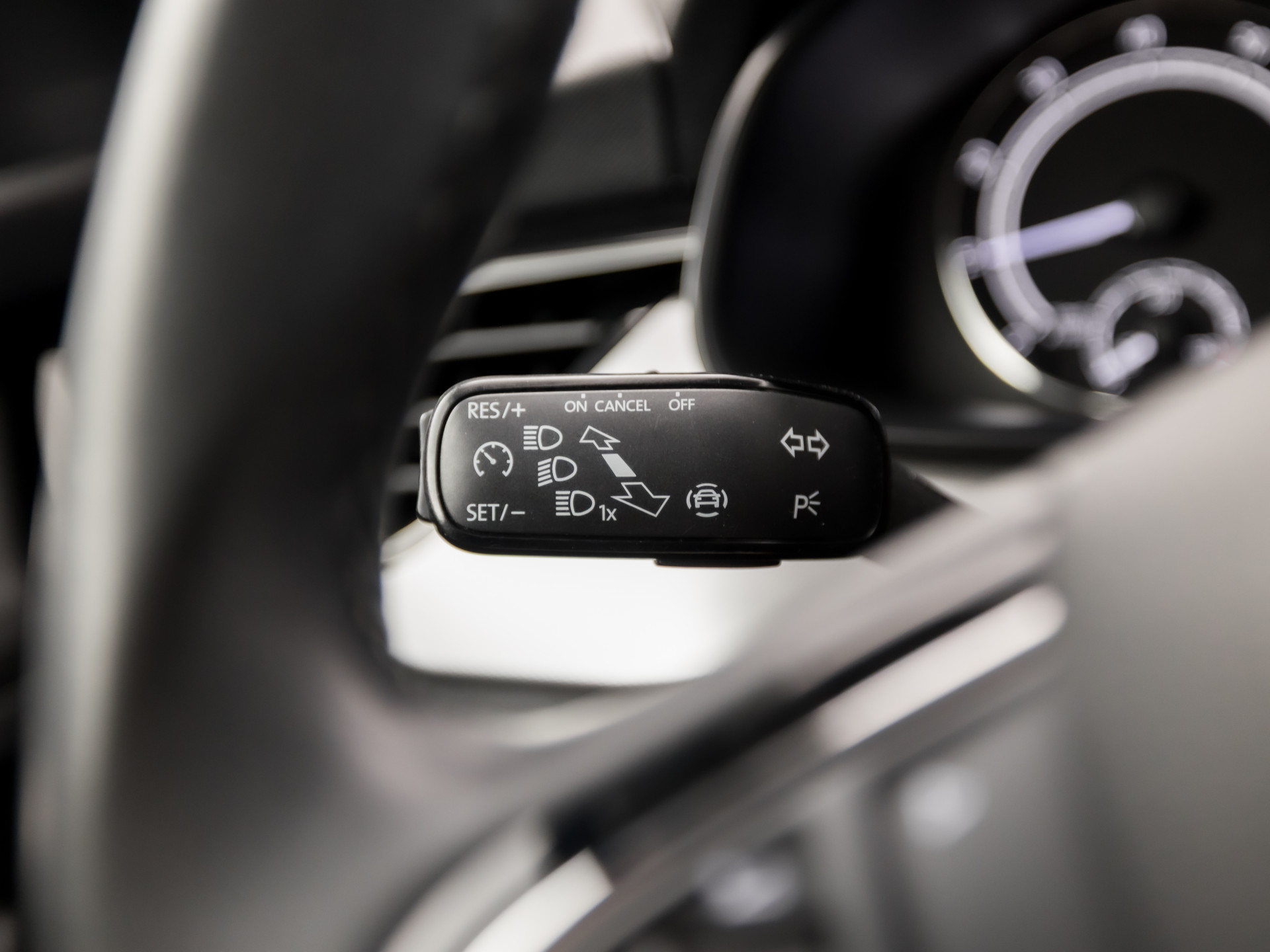 Škoda Kamiq 1.0 TSI Ambition Sport Automaat (APPLE CARPLAY, GROOT NAVI, CLIMATE, GETINT GLAS, STOELVERWARMING, SPORTSTOELEN, PARKEERSENSOREN, GETINT GLAS, NIEUWSTAAT)