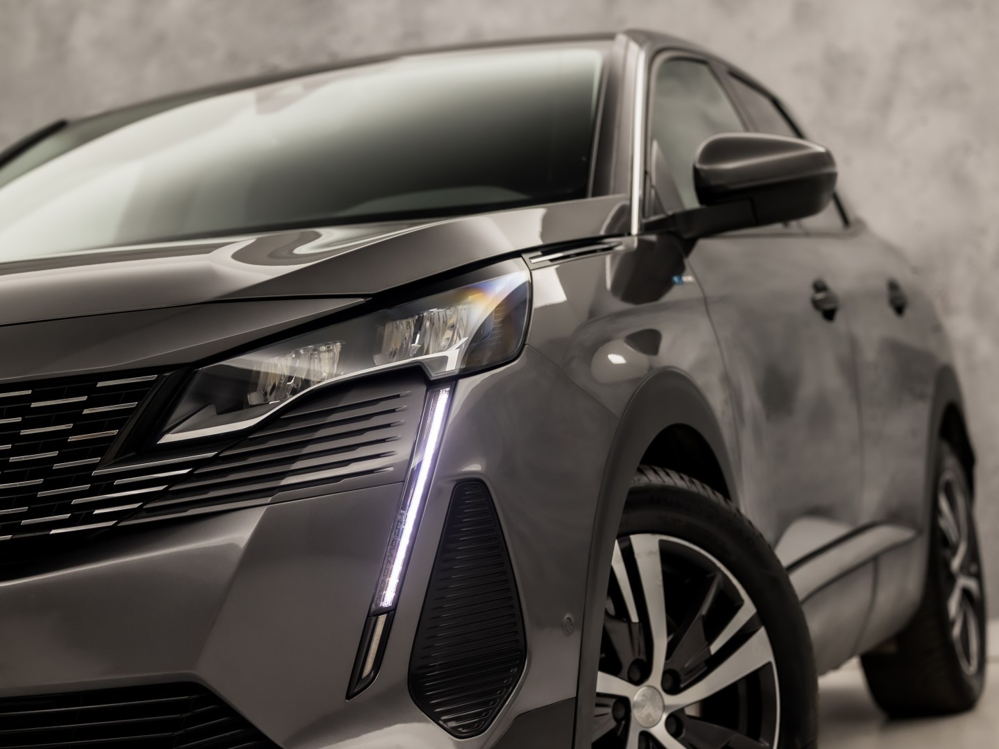 Peugeot 3008 1.6 HYbrid 225 Allure Sport 225Pk Automaat (APPLE CARPLAY, GROOT NAVI, 360 CAMERA, LEDER, KEYLESS, SPORTSTOELEN, GETINT GLAS, LANE ASSIST, NIEUWSTAAT)