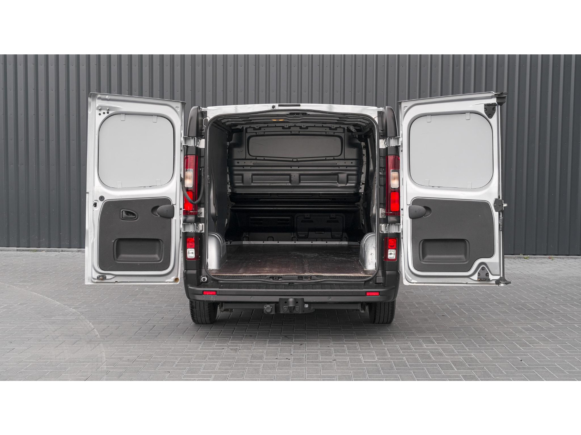 Nissan Primastar 2.0 dCi L2H1 Acenta | METEEN KLAAR VOOR ELKE KLUS! | Trekhaak | Camera | Vloerplaat