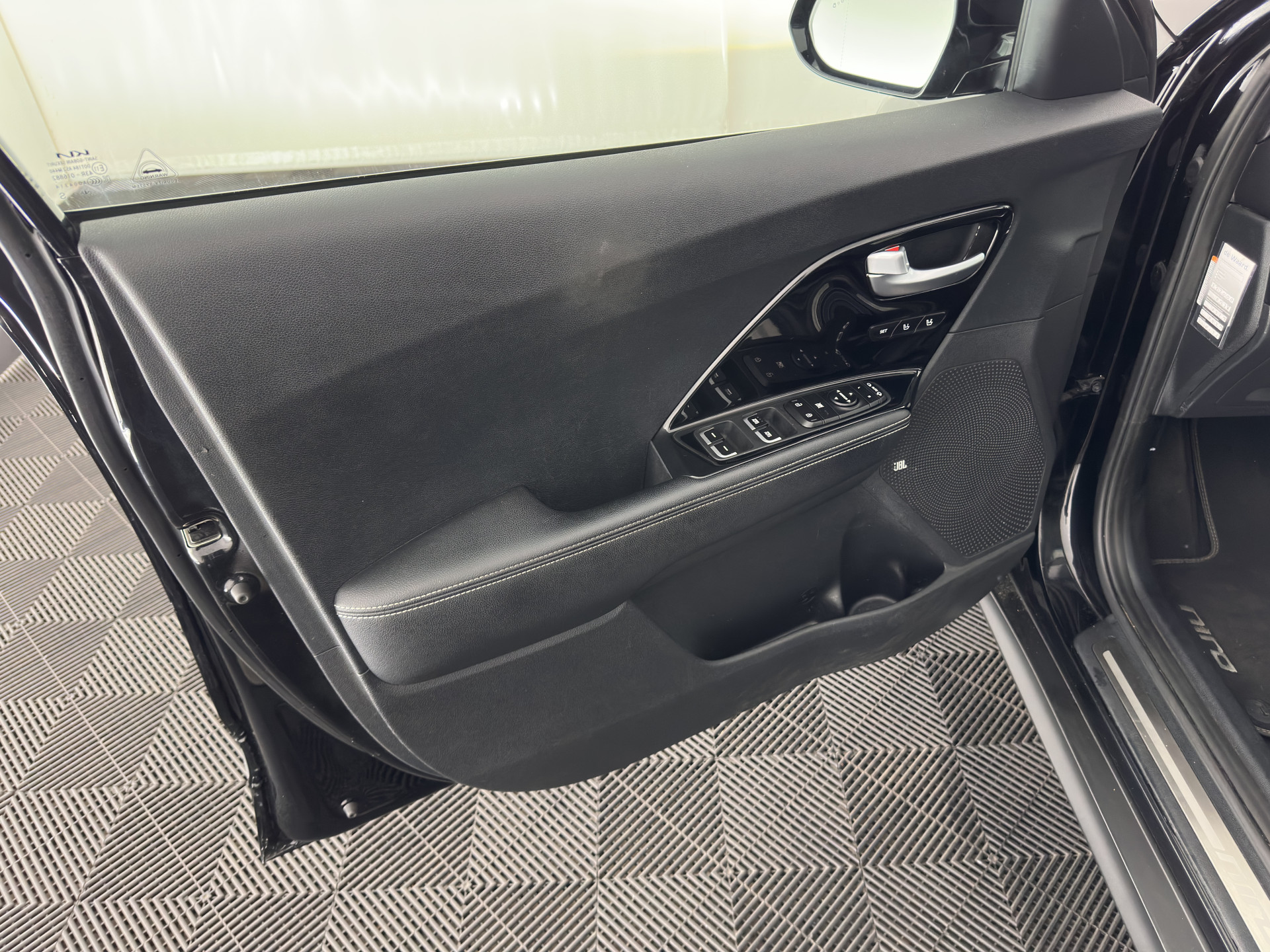 Kia e-Niro ExecutiveLine 64 kWh [ 3-Fase ] {SOH-100%} (INCL-BTW) Aut. *PANO | LEATHER | JBL-AUDIO | FULL-LED | NAVI-FULLMAP | DAB | ADAPTIVE-CRUISE | CAMERA | MEMORY-PACK | LANE-ASSIST | CCS-FASTLOADER | KEYLESS | DIGI-COCKPIT | 17"ALU*