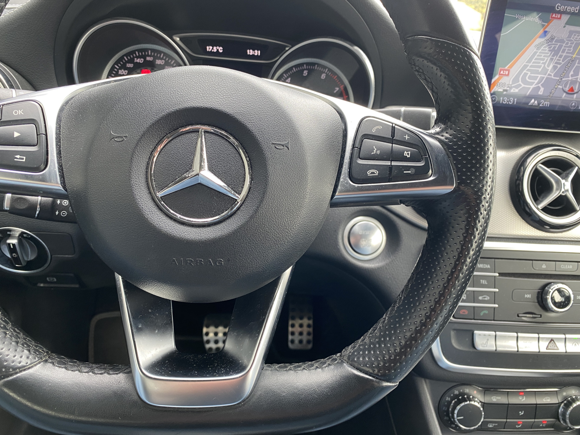 Mercedes-Benz A-klasse 180 Business Solution AMG Edition AUT. | leder/alcantara | 18 inch AMG velgen | navigatie | sportstoelen | sfeerverl.