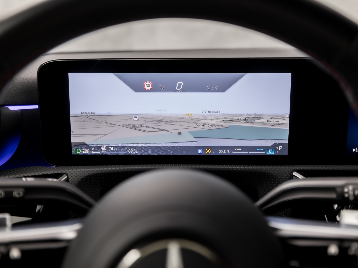 Mercedes-Benz A-Klasse 180 AMG Line Automaat (FABRIEKSGARANTIE, APPLE CARPLAY, GROOT NAVI, SFEERVERLICHTING, CAMERA, KUIPSTOELEN, STOELVERWARMING, GETINT GLAS, NIEUWSTAAT)