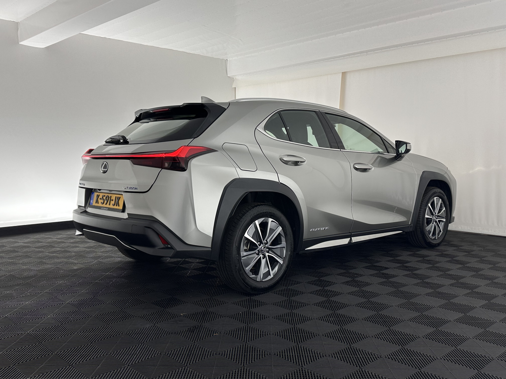 Lexus UX 300e Business 54 kWh (INCL-BTW) *HEATPUMP | MICROFIBRE | DIGI-COCKPIT | FULL-LED | NAVI-FULLMAP | DAB+ | KEYLESS | CAMERA | COMFORTSEATS | ECC | CARPLAY | SHIFTPADDLES | BLINDSPOT | ADAPTIVE-CRUISE | 17''ALU*