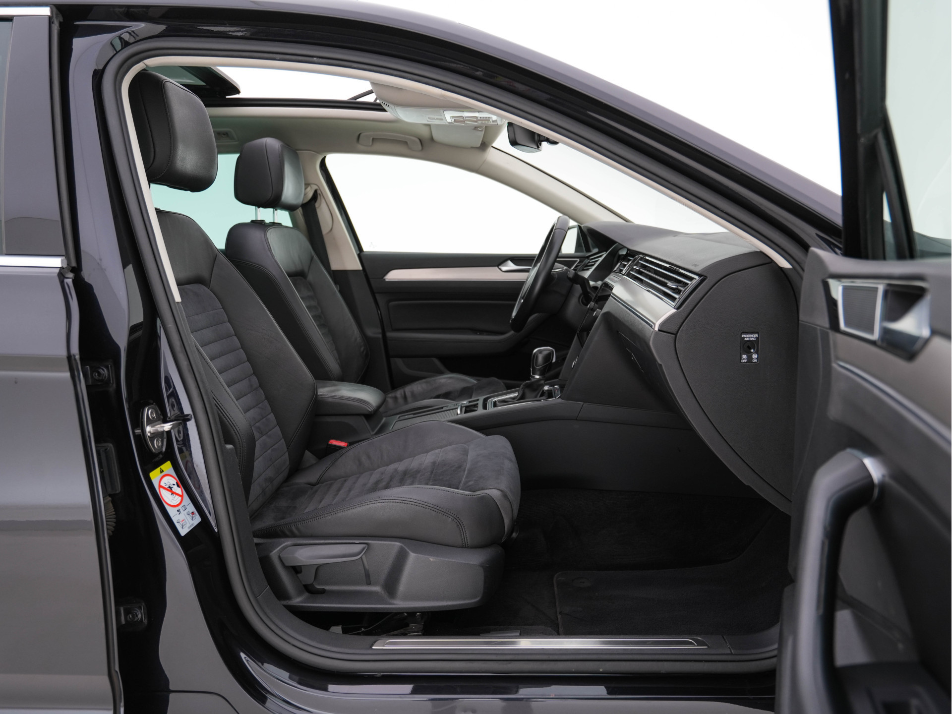 Volkswagen Passat Variant 2.0 BiTDI 4Motion Highline (INCL-BTW) Aut. *PANO | ADAPTIVE-CRUISE | DIGI-COCKPIT | NAVI-FULLMAP | LEATHER-ALCANTARA | FULL-LED | ERGONOMIC-COMFORTSEATS | KEYLESS | ECC | PARKPILOT | TOWBAR | 17''ALU*