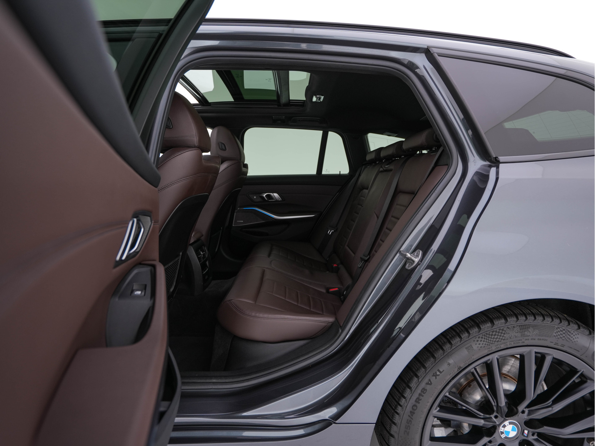 BMW 3-serie Touring 320e M-Sportpack Business Edition Plus (Plug-In) (INCL-BTW) *PANO | LASER-LED | LEATHER | HEATED-SPORTSEATS | HARMAN/KARDON | VIRTUAL-COCKPIT | AMBIENT-LIGHT | NAVI-FULLMAP | DAB+ | 18''ALU*