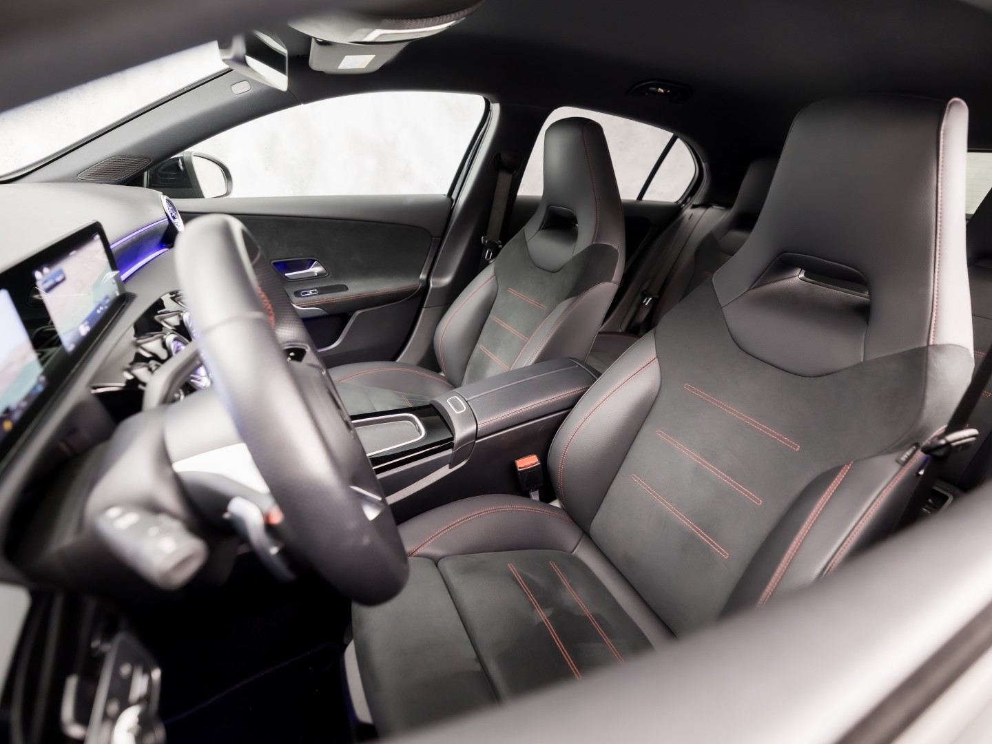 Mercedes-Benz A-Klasse 180 AMG Line Automaat (FABRIEKSGARANTIE, APPLE CARPLAY, GROOT NAVI, SFEERVERLICHTING, CAMERA, KUIPSTOELEN, STOELVERWARMING, GETINT GLAS, NIEUWSTAAT)