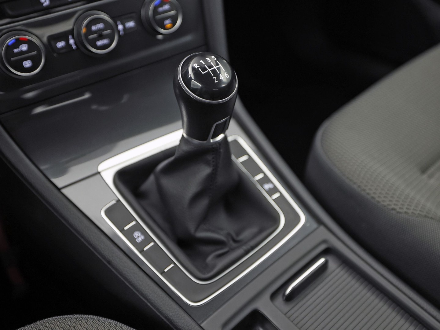 Volkswagen Golf 1.0 TSI Sportline (APPLE CARPLAY, NAP, GROOT NAVI, CLIMATE, PARKEERSENSOREN, SPORTSTOELEN, LM VELGEN, ADAPTIVE CRUISE, NIEUWSTAAT)