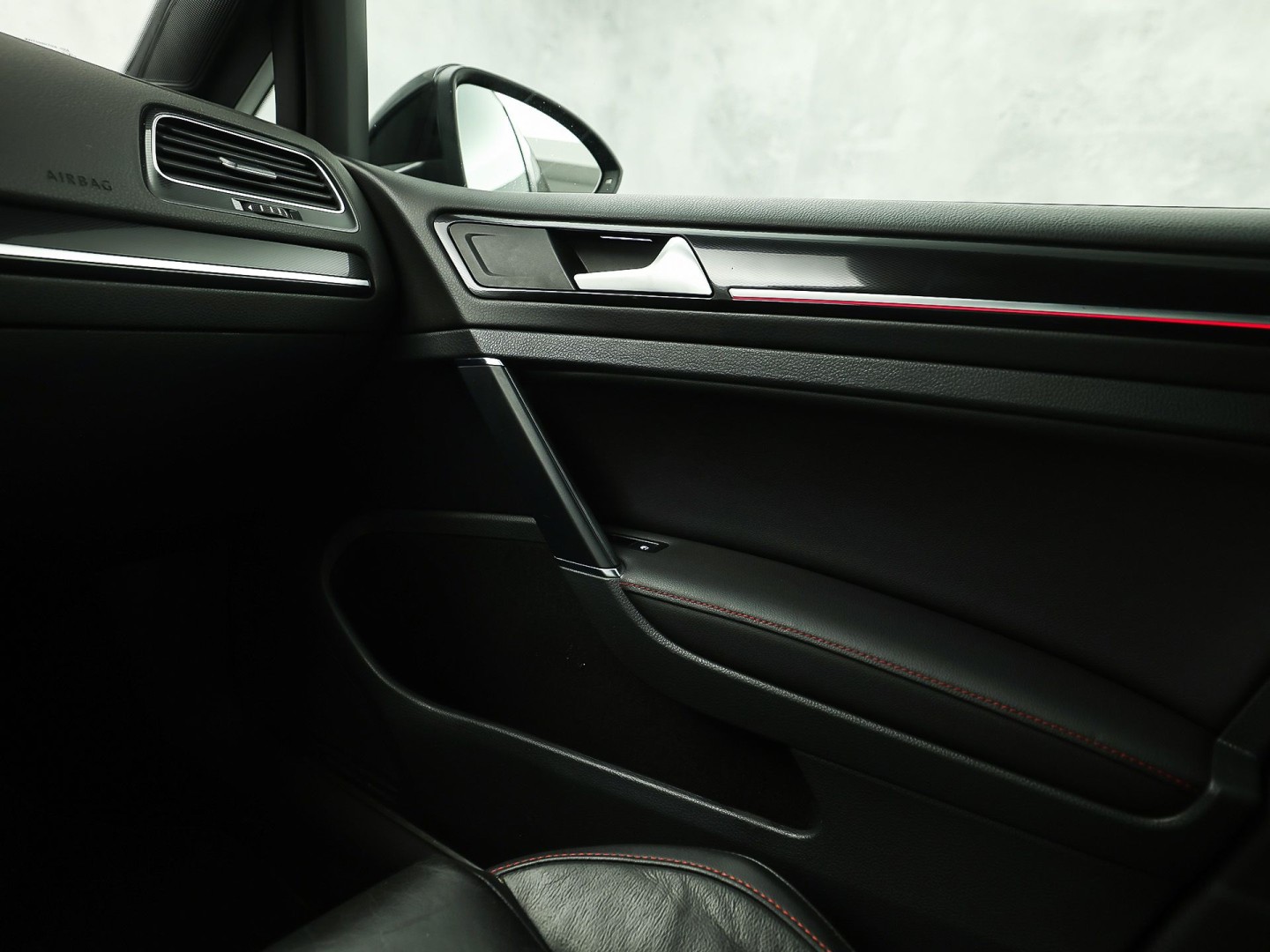 Volkswagen Golf 2.0 TSI GTI 220Pk Automaat (NAVIGATIE, CLIMATE, LEDER, STOELVERWARMING, SPORTSTOELEN, GETINT GLAS, XENON, NIEUWSTAAT)
