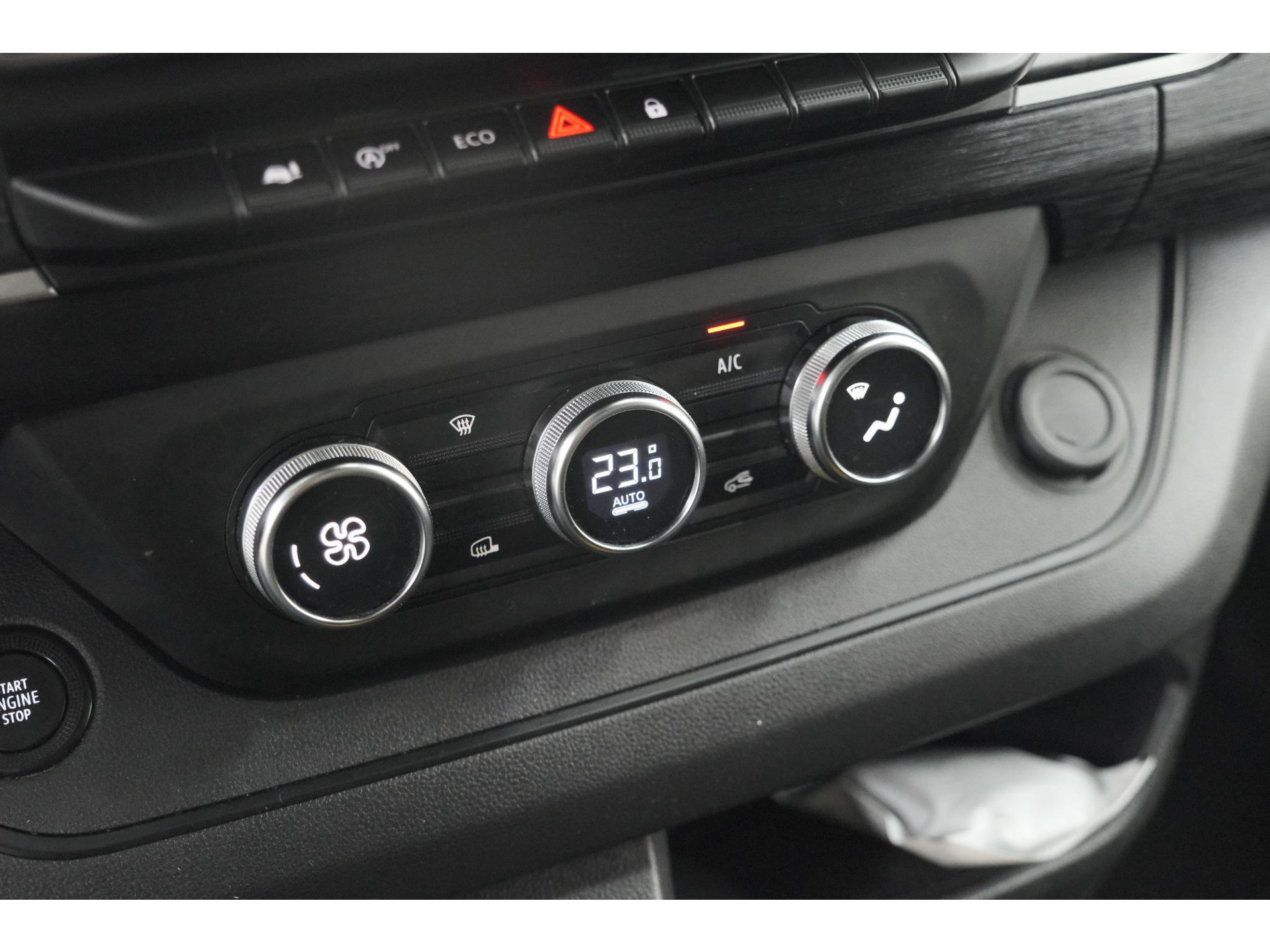 Renault Trafic 2.0 dCi 110 T30 L2H1 Work Edition | Trekhaak | Camera | Navigatie | Sidebars | Betimmering Laadruimte