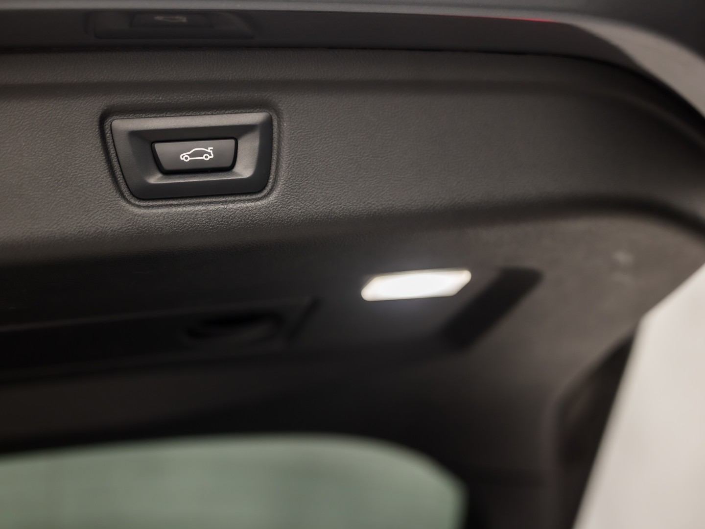 BMW 3 Serie 330e M Sport High Executive 292Pk Automaat (PANORAMADAK, M PAKKET, APPLE CARPLAY, CAMERA, LEDER/ALCANTARA, SFEERVERLICHTING, GETINT GLAS, ELEK ACHTERKLEP, STOELVERWARMING, NIEUWSTAAT)