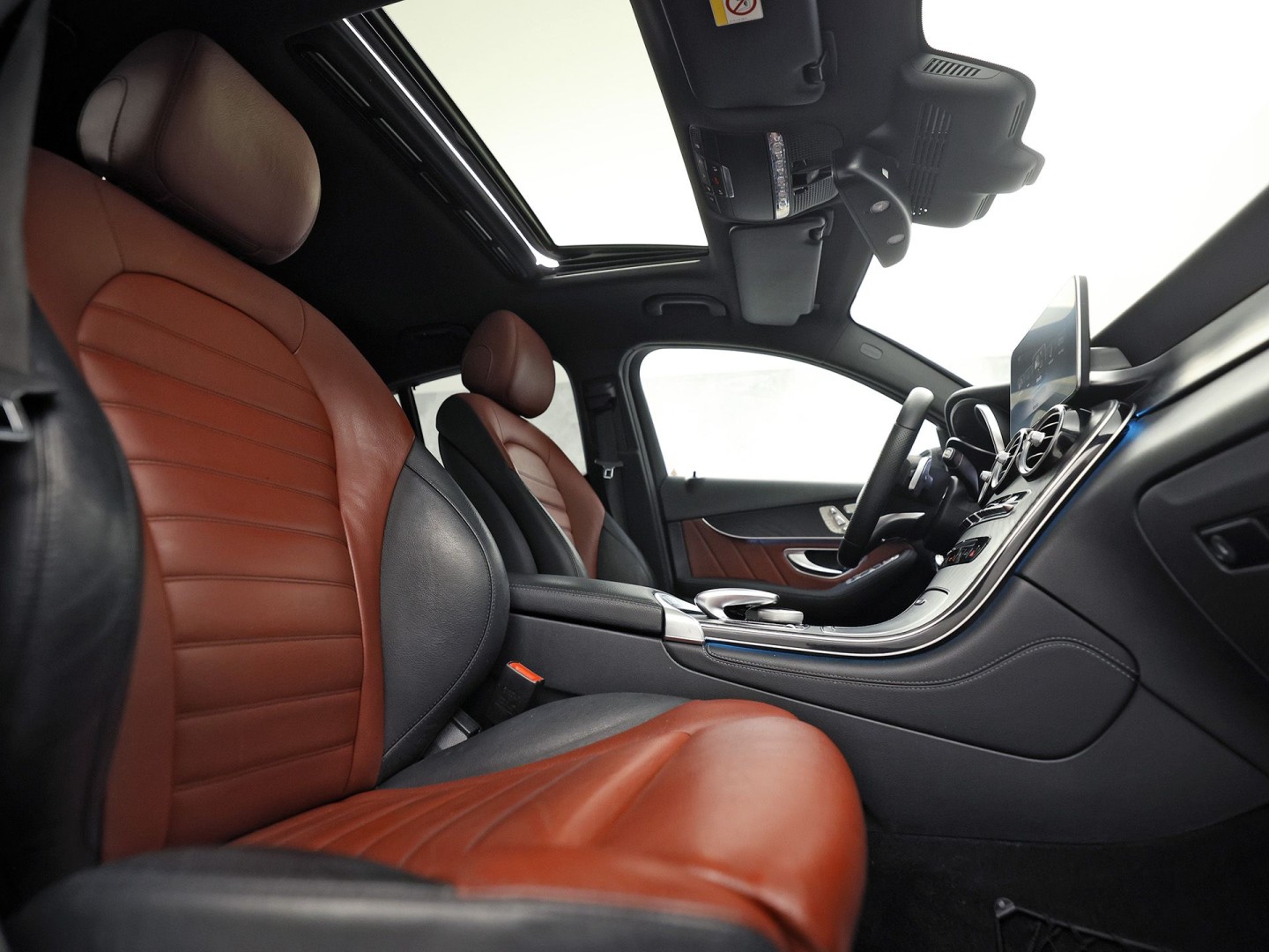 Mercedes-Benz GLC 250 4MATIC Edition 1 AMG Sport 211Pk Automaat (SCHUIFDAK, LUCHTVERING, GROOT NAVI, HEAD-UP DISPLAY, MEMORY SEATS, 360 CAMERA, BURMESTER, STOELVERWARMING ACHTER, TREKHAAK WEGKLAPBAAR, NIEUWSTAAT)