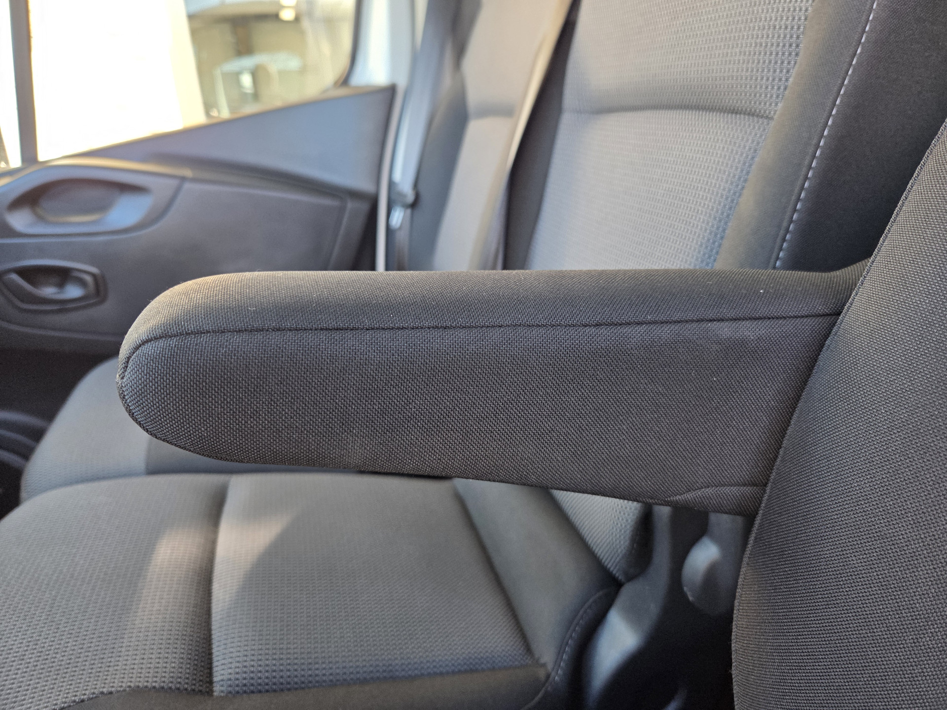 Renault Trafic 2.0 dCi 120Pk /88kw  L2 Airco  Parkeersensor Trekhaak Business