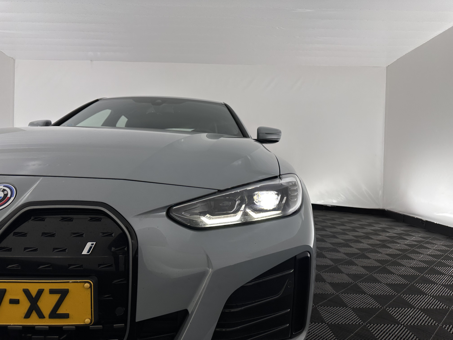 BMW i4 eDrive40 84 kWh M-Sport *M50 JAHRE* [ 3-Fase-11 kW ] {SOH-96%} (INCL-BTW) *LEATHER-ALCANTARA | FULL-LED | ADAPTIVE-CRUISE | HEATED-SPORTSEATS | CAMERA | DAB | DIGI-COCKPIT | NAVI-FULLMAP | AMBIENT-LIGHT | ECC | PDC | CARPLAY | KEYLESS | SHIFTPADDLE