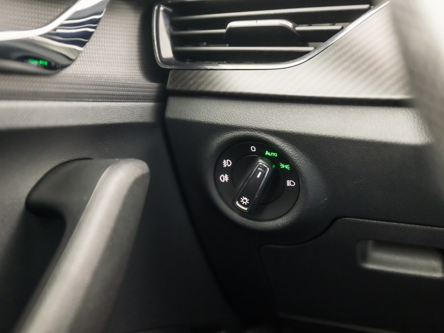 Škoda Kamiq 1.0 TSI Monte Carlo Automaat (PANORAMADAK, VIRTUAL COCKPIT, KUIPSTOELEN, APPLE CARPLAY, CAMERA, GETINT GLAS, ADAPTIVE CRUISE, KEYLESS, NIEUWSTAAT)