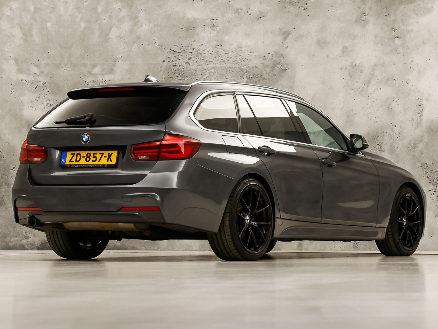 BMW 3 Serie 318i M Sport Automaat (PANORAMADAK, M PAKKET, GROOT NAVI, COGNAC LEDER, STOELVERWARMING, SPORTSTOELEN, VIRTUAL COCKPIT, PARKEERSENSOREN, GETINT GLAS, NIEUWSTAAT)