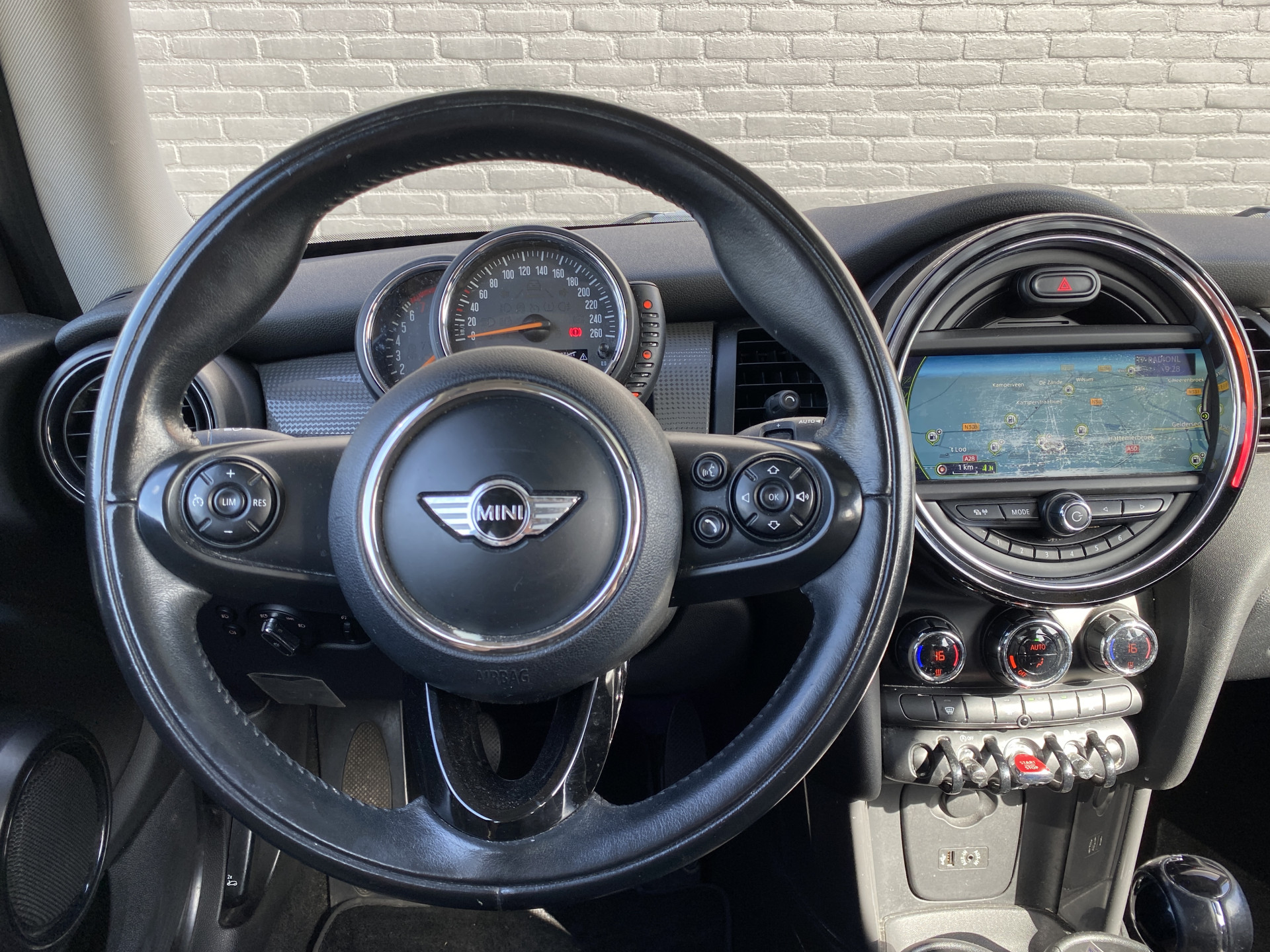 MINI Mini 1.5 Cooper Pepper 136 pk | navigatie | panoramadak | bluetooth | cruise control | chromen details | trekhaak