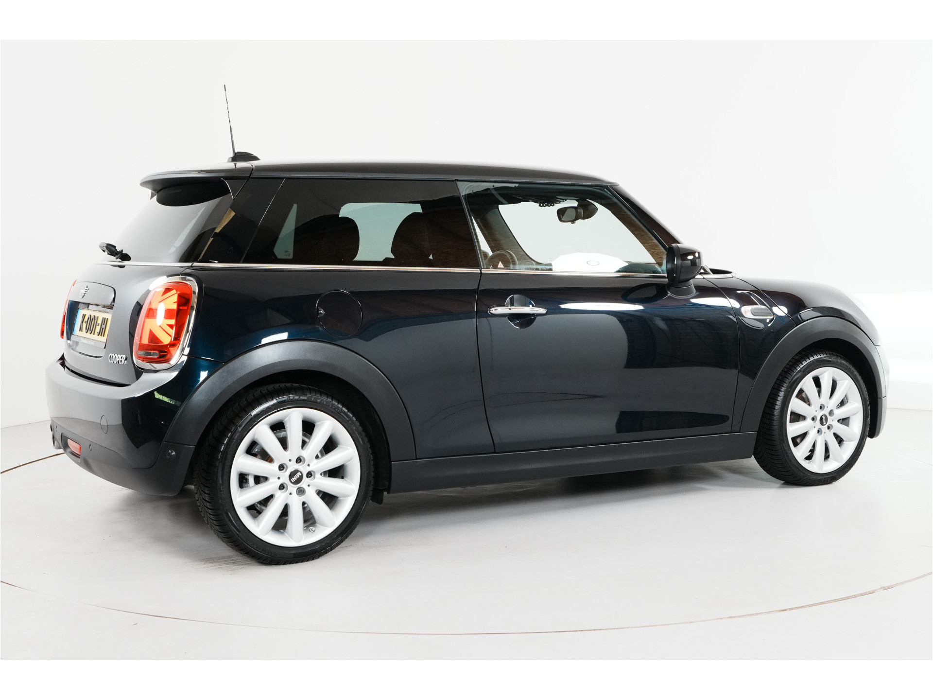 MINI 3-Deurs 1.5 Cooper Chili | Pano | Leder | Stl. verw. | PDC | Sportstoelen |