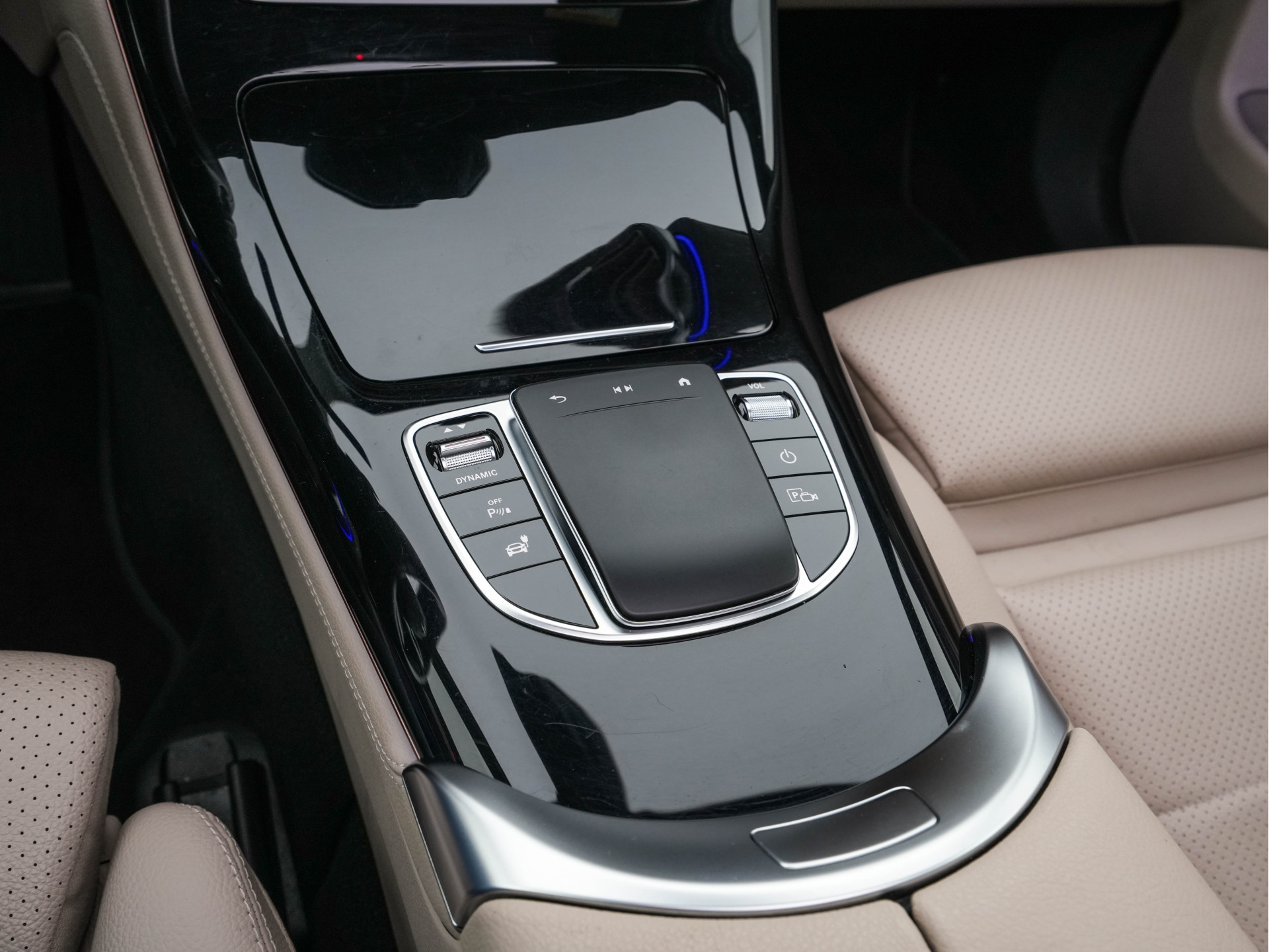 Mercedes-Benz EQC 400 4MATIC Business Solution 80 kWh (3-Fase) {SOH-93%} (INCL-BTW) *AUT | SUNROOF | WIDE-SCREEN-DIGI-COCKPIT | MEMORY-PACK | SURROUND-VIEW | KEYLESS | ARTICO-FULL-LEATHER | SPORT-SEATS | DAB+ | 19 ''*