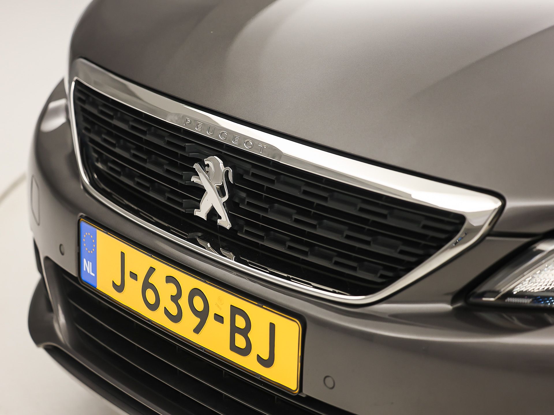 Peugeot 308 SW 1.2 PureTech Sport (PANORAMADAK, APPLE CARPLAY, GROOT NAVI, TREKHAAK, GETINT GLAS, SPORTSTOELEN, PARKEERSENSOREN, CRUISE, NIEUWSTAAT)