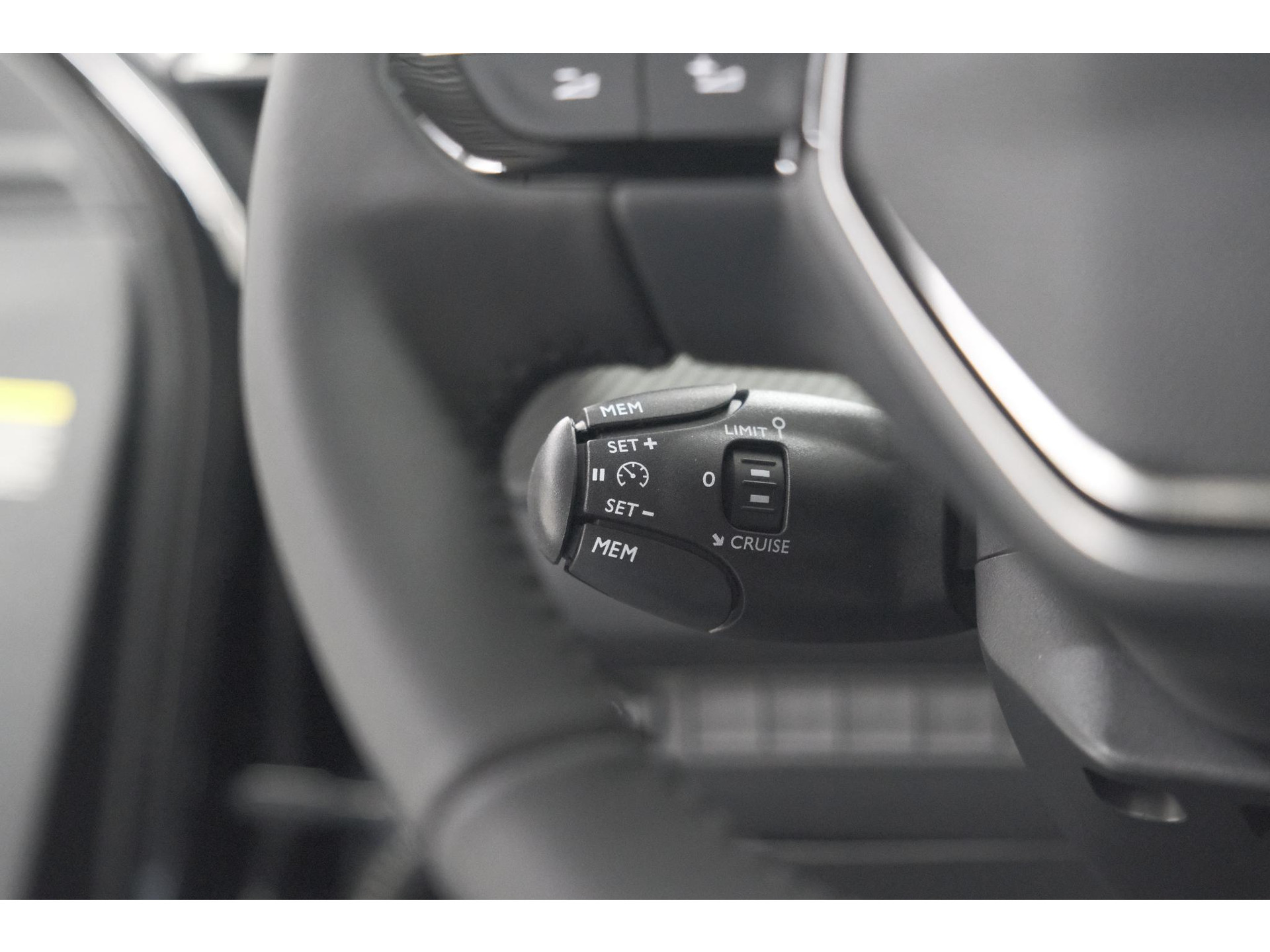 Peugeot e-2008 EV Allure 54 kWh | 11 KW Lader | Warmtepomp | Apple Carplay | Parkeersensoren