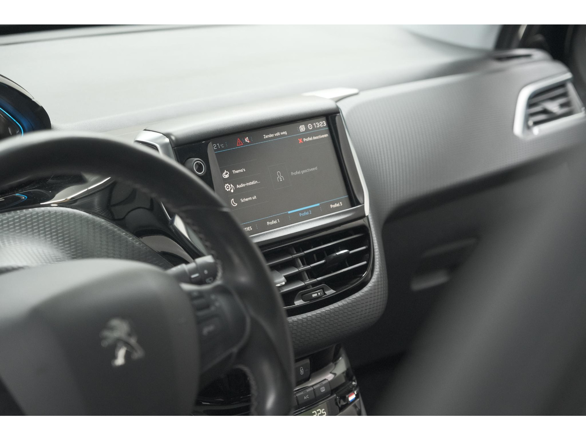 Peugeot 2008 PureTech 110 Allure | Panoramadak | Navigatie | Camera | Parkeersensoren