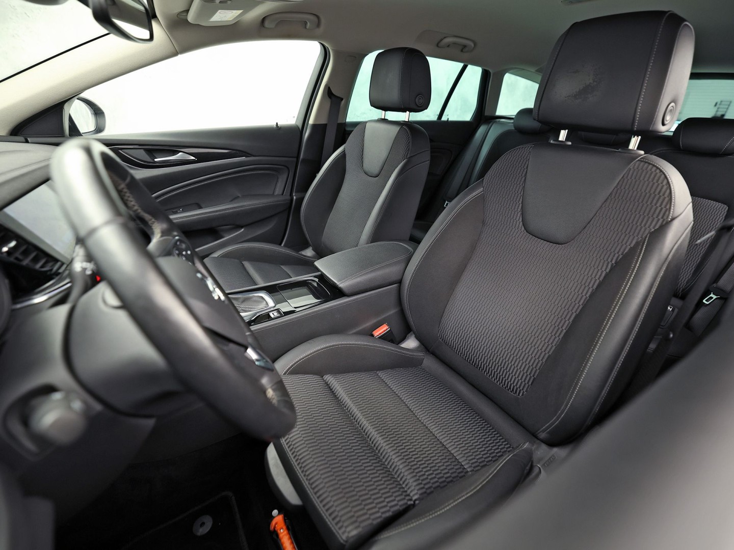 Opel Insignia 1.5 Turbo Business Executive 165Pk Automaat (APPLE CARPLAY, GROOT NAVI, CLIMATE, CAMERA, STUUR/STOELVERWARMING, ADAPTIVE CRUISE, SPORTSTOELEN, GETINT GLAS, TREKHAAK, NIEUWSTAAT)