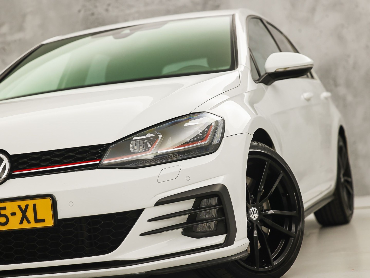 Volkswagen Golf 2.0 TSI GTI Performance 245Pk Automaat (VIRTUAL COCKPIT, APPLE CARPLAY, GROOT NAVI, MODE KNOP, DYNAUDIO, CAMERA, STOELVERWARMING, ADAPTIVE CRUISE, DODEHOEK DETECTOR, NIEUWSTAAT)