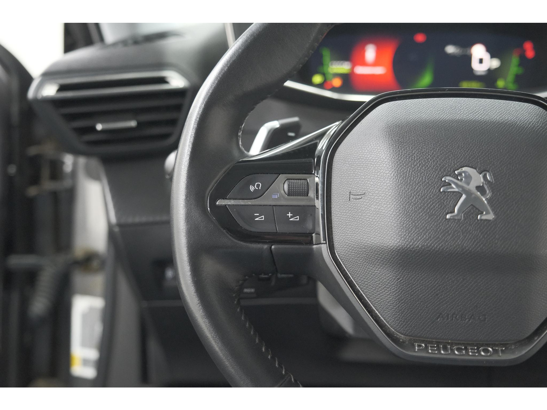 Peugeot 2008 PureTech 130 EAT8 Allure Pack | Stoelverwarming | Adaptieve Cruise Control | Camera