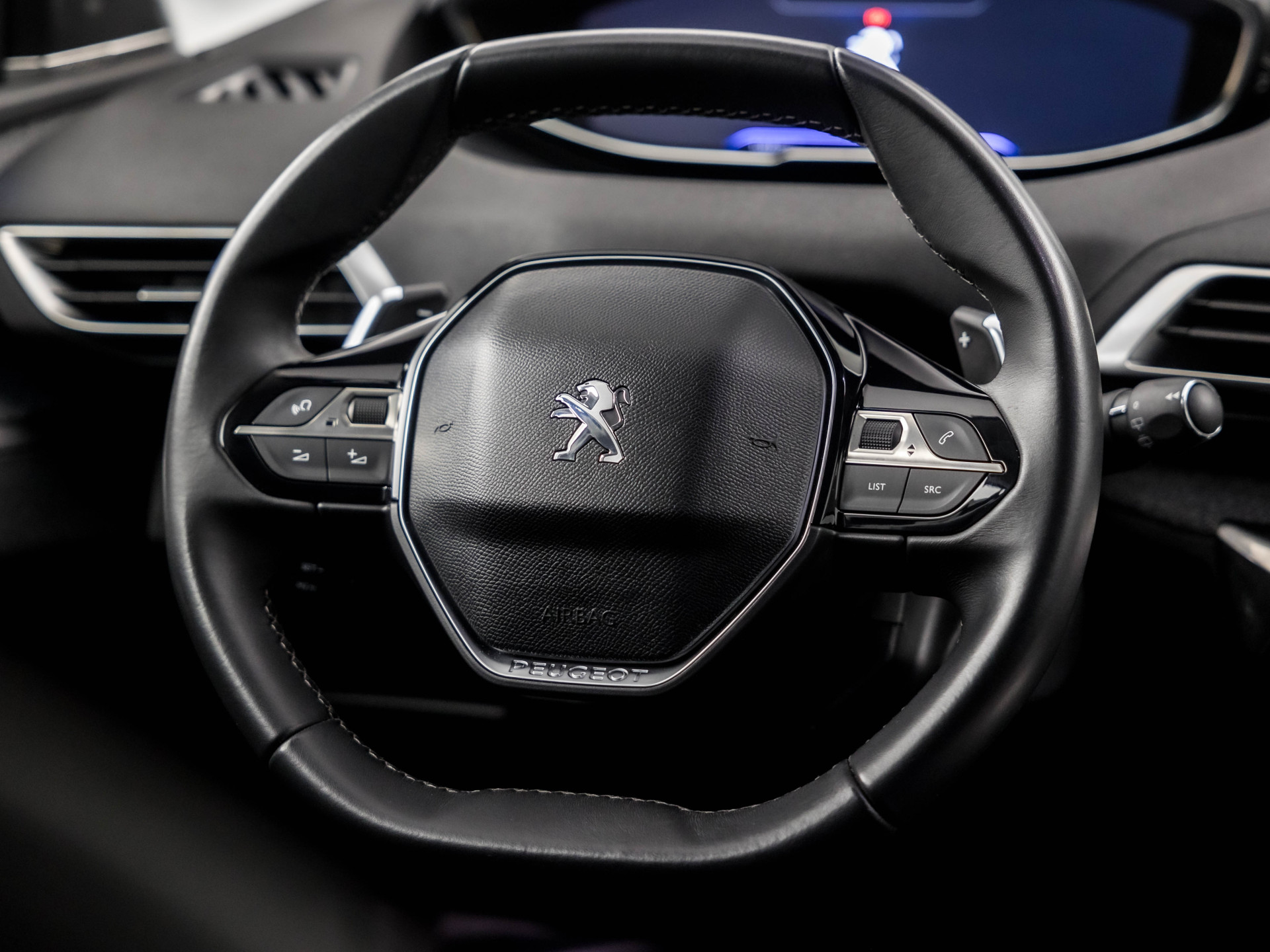 Peugeot 3008 1.2 PureTech Allure Automaat (APPLE CARPLAY, LED KOPLAMPEN, FOCAL AUDIO, LEDER, SPORTSTOELEN, GETINT GLAS, CRUISE, DAKRAILS, NIEUWSTAAT)